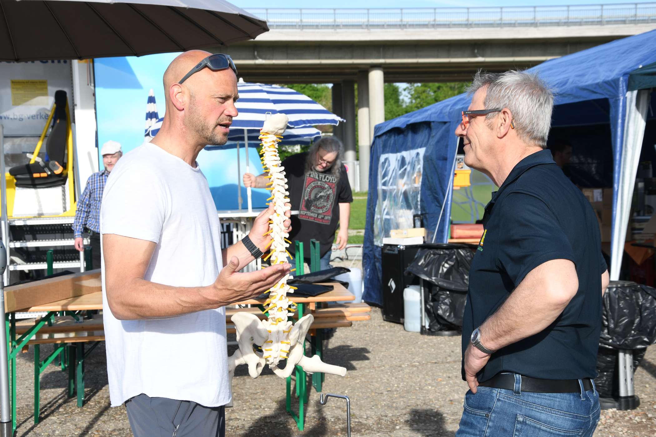 Vor der Kulisse des Catering-Zelts fachsimpelten Remo Damaschke (l.) und SVG-Instruktor Thomas Zehnle über ergonomische Fragen.