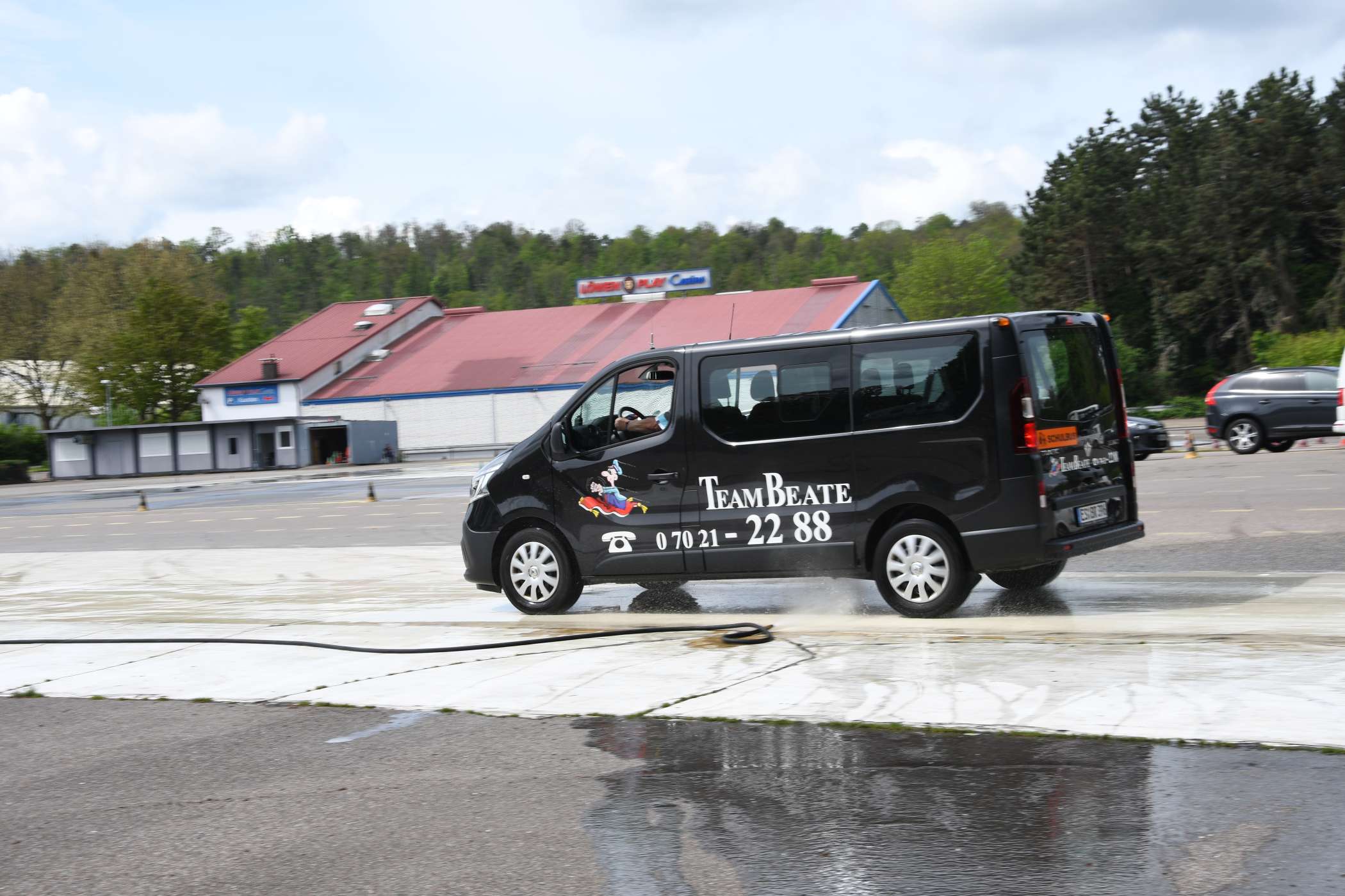 Vom älteren Opel Meriva-Privatwagen bis zu diesem Renault Trafic-Schulbus reichte das Spektrum der eingesetzten Fahrzeuge.