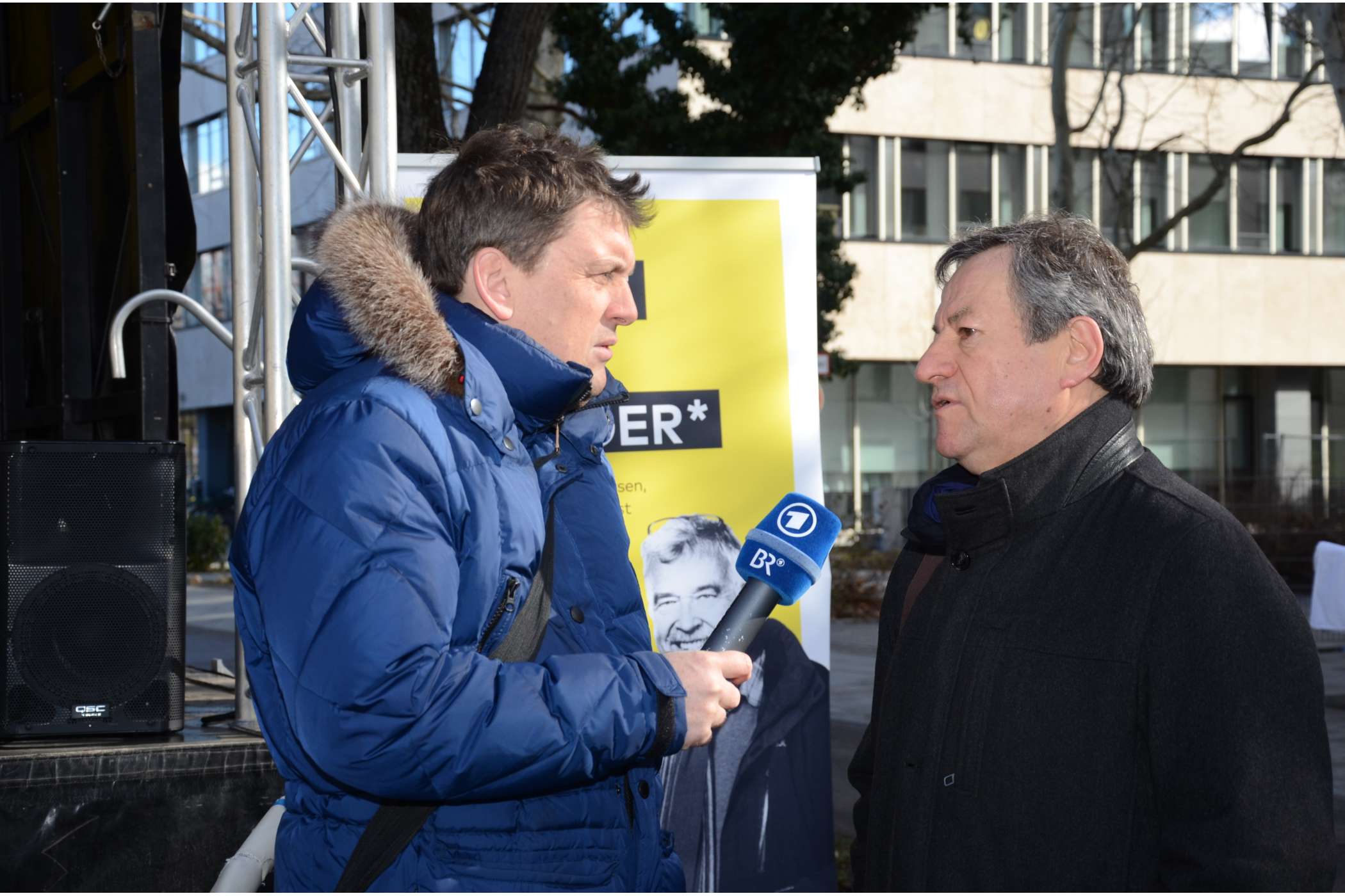 Daniel Knopp, Reporter des Bayerischen Rundfunks (l.), interviewte rechtzeitig vor dem Beginn Hermann Waldner, den BZP-Vizepräsidenten. (Foto: Dietmar Fund)