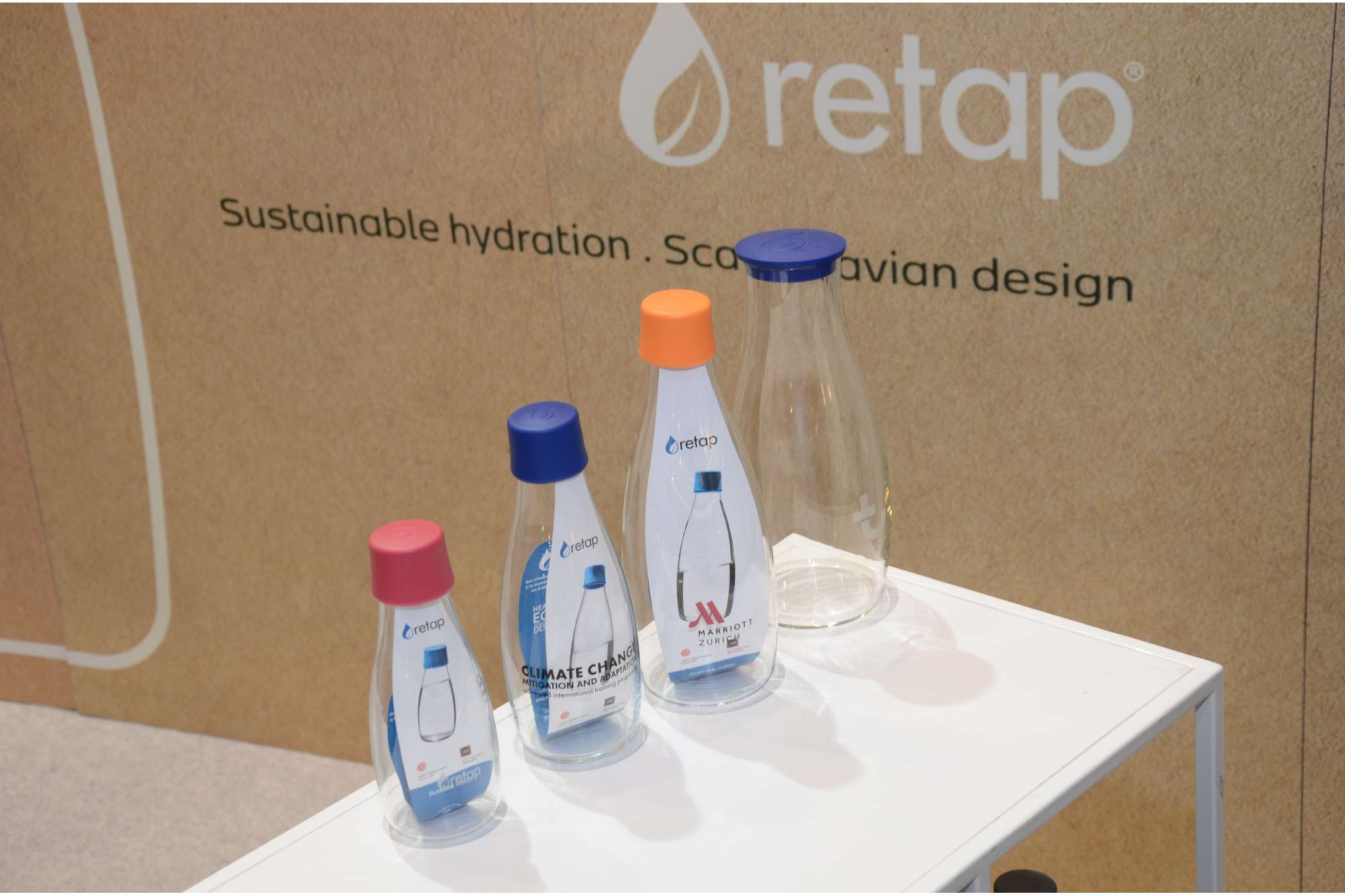 Die aus widerstandsfähigem Glas gefertigten Trinkflaschen von Retap haben Deckel aus wiederverwertbarem Plastik. Sie bleiben mit einem „Frosted Logo“ noch im Bereich der Streuartikel unter 10 Euro pro Stück.