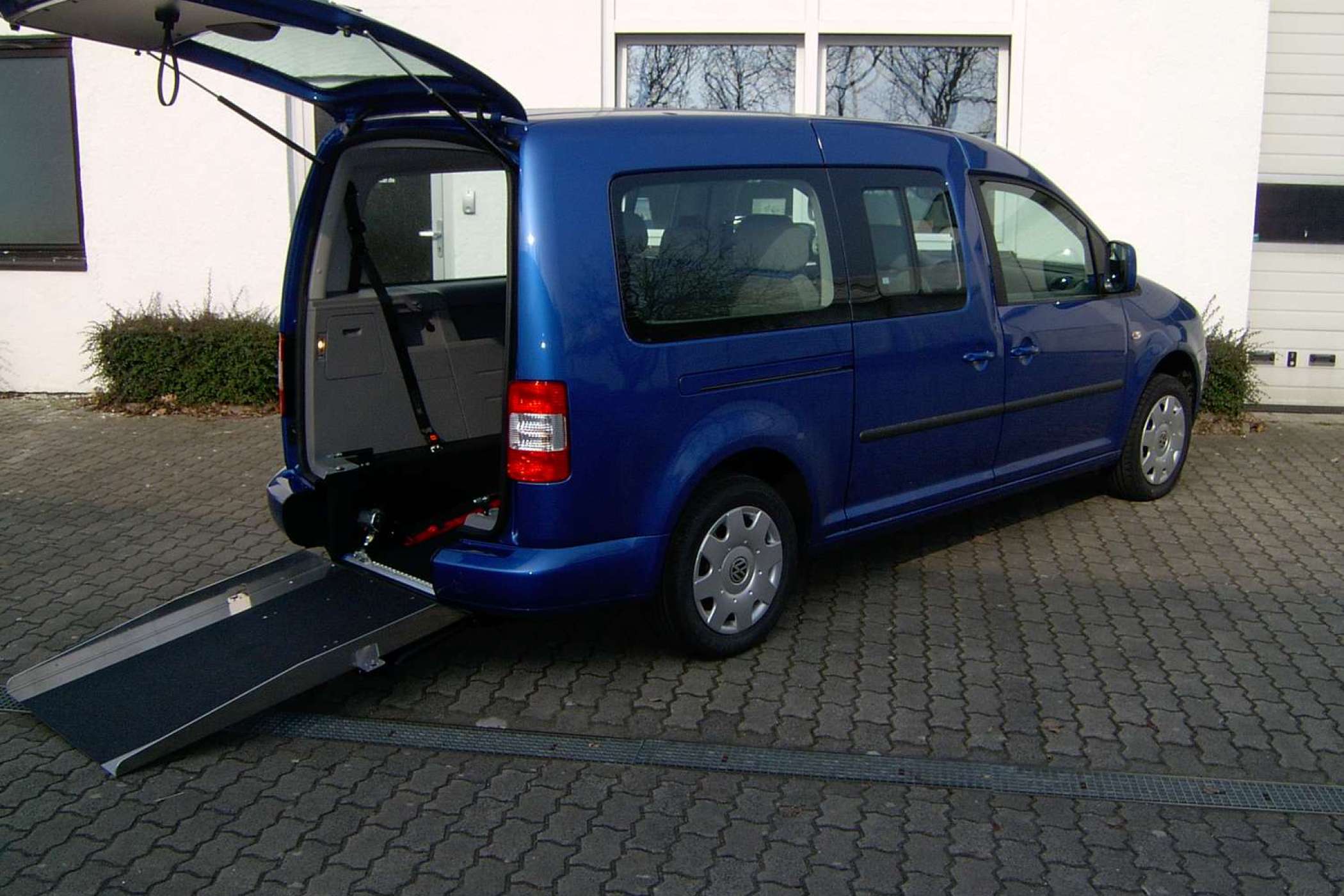 Der reine Ausbau zum Rollstuhl-Taxi mittels eines Heckausschnitts schlägt je nach Anbieter und Fahrzeug mit ca. 4.500 bis 6.500 Euro zu Buche. | jh