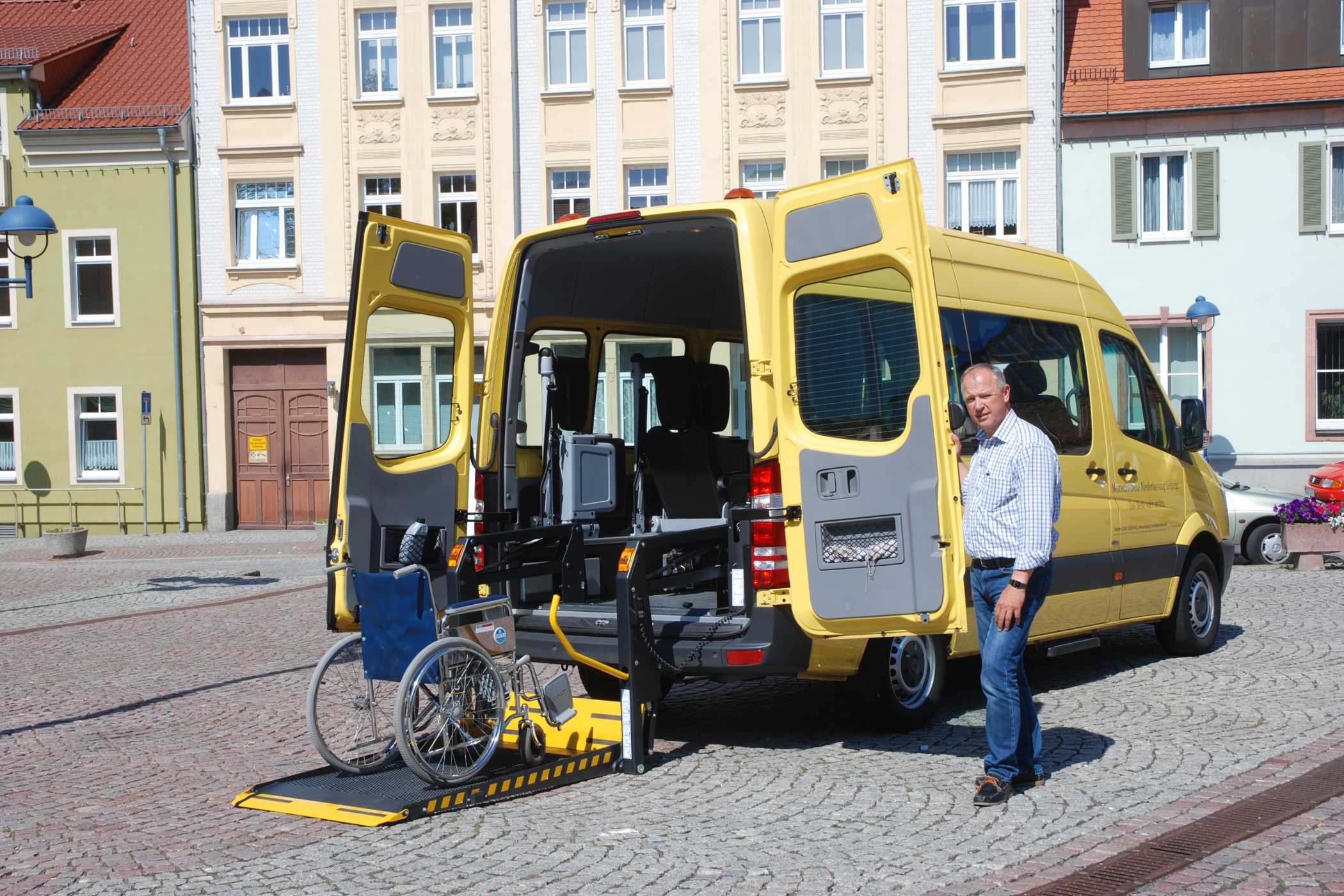 Mit dem Rollibus in Leipzig stellte taxi heute 2014 ein sehr flexibel einsetzbares Rollstuhlfahrzeug vor. Es war mit der Rolli-Box von Schnierle ausgestattet, bei der mittels seitlich angebrachter Dreh-Klappstühlen flexibel zwischen der Beförderung von sitzenden oder im Rollstuhl mitfahrenden Fahrgästen gewechselt werden kann.
