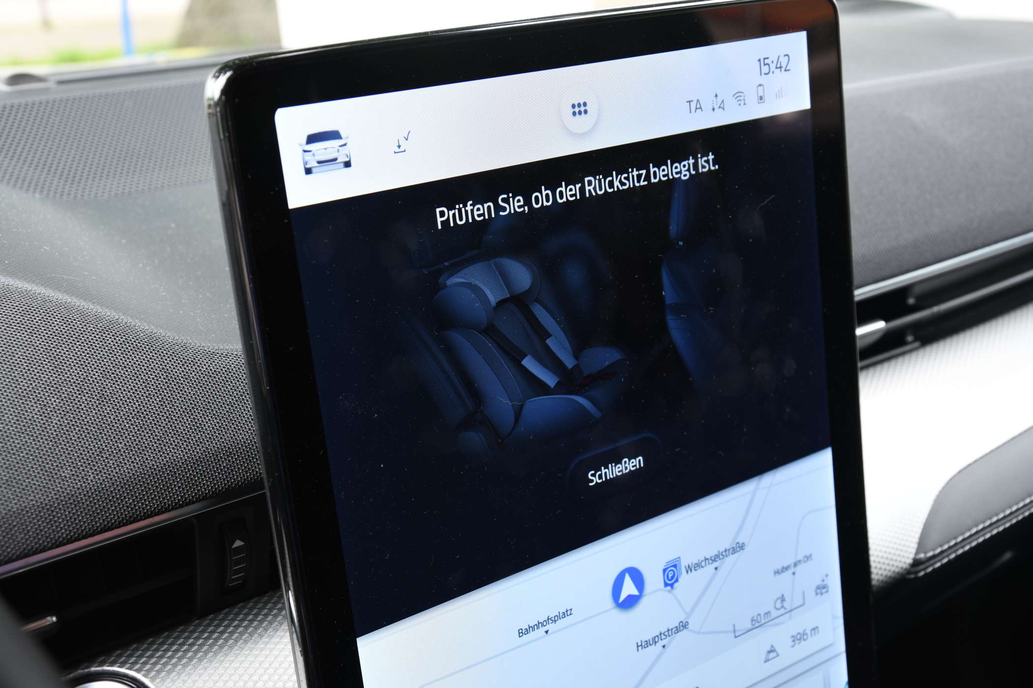 Gut gemeint, aber nervig ist die Rücksitz-Belegungsanzeige, die man nach dem Abstellen des Systems drücken muss, damit der Warnton aufhört.