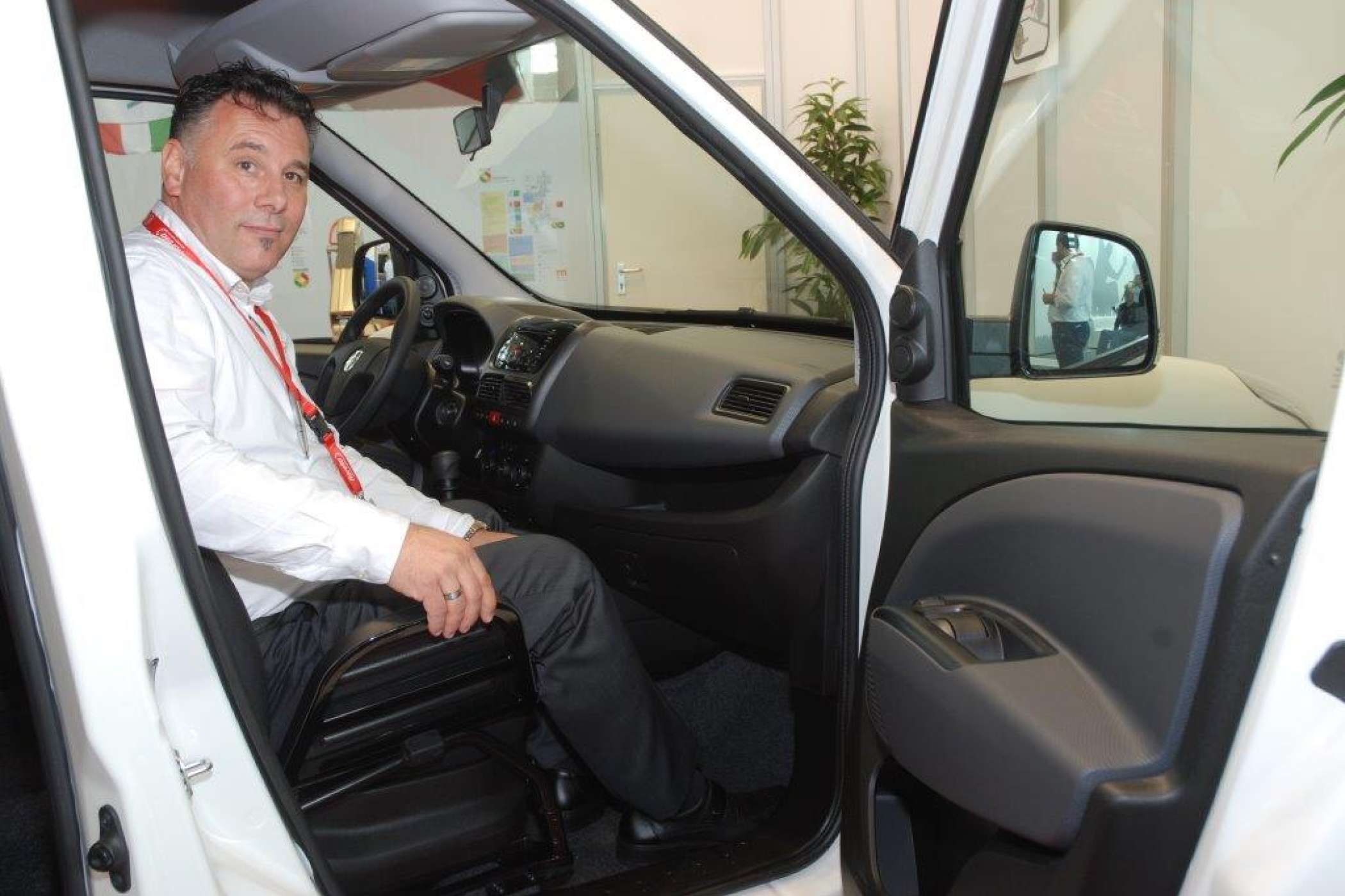 Simone Giacometti von der Focaccia Group führte ein Rutschbrett vor, das man nach dem Umsetzen hochklappt und nach hinten wegschiebt.| Dietmar Fund | taxi-heute
