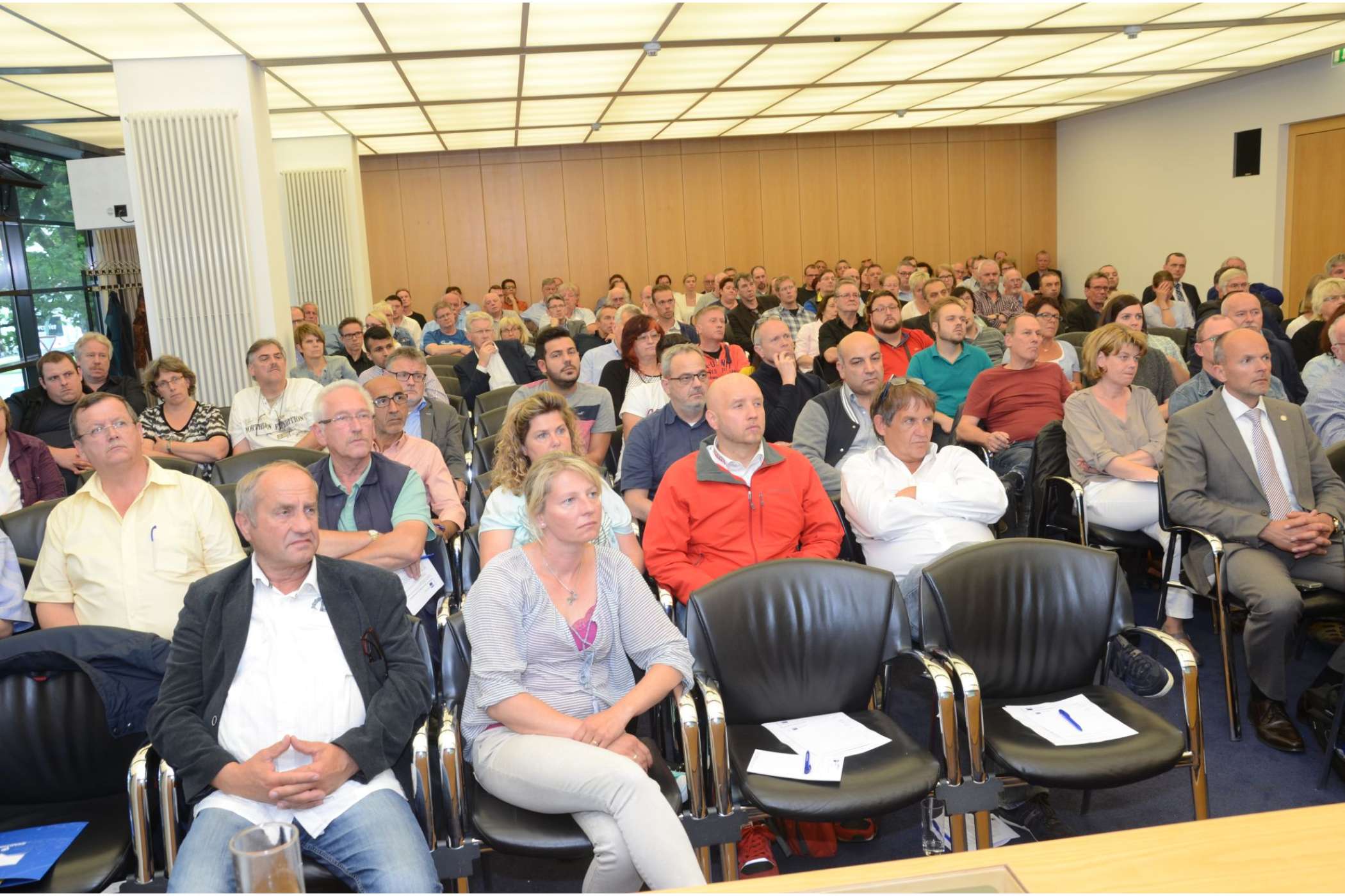 Die Veranstaltung war mit 200 Besuchern ausgebucht. Unter ihnen saß als einziger Vertreter der Taxi-Hersteller Joachim Flämig, Taxi-Ansprechpartner von Volkswagen Nutzfahrzeuge (vorne rechts).| Dietmar Fund