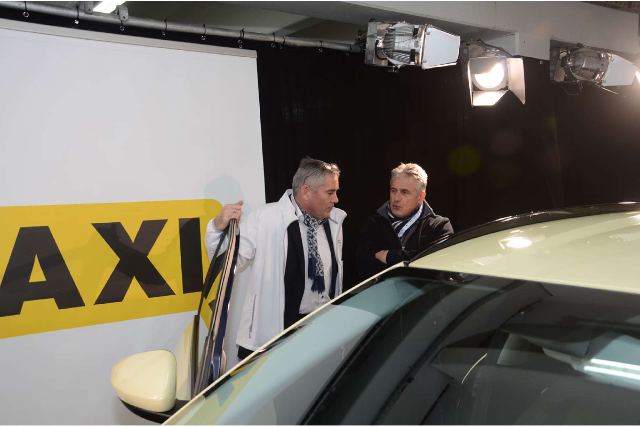 Taxi-Ansprechpartner Frank Schiedewitz (l.) beantwortete am Tipo-Taxi auch Fragen von Händler-Vertretern wie Jörg Sauer. Er ist Verkaufsberater für Nutzfahrzeuge beim Autohaus Honrath in Bingen. | Fotos: Dietmar Fund