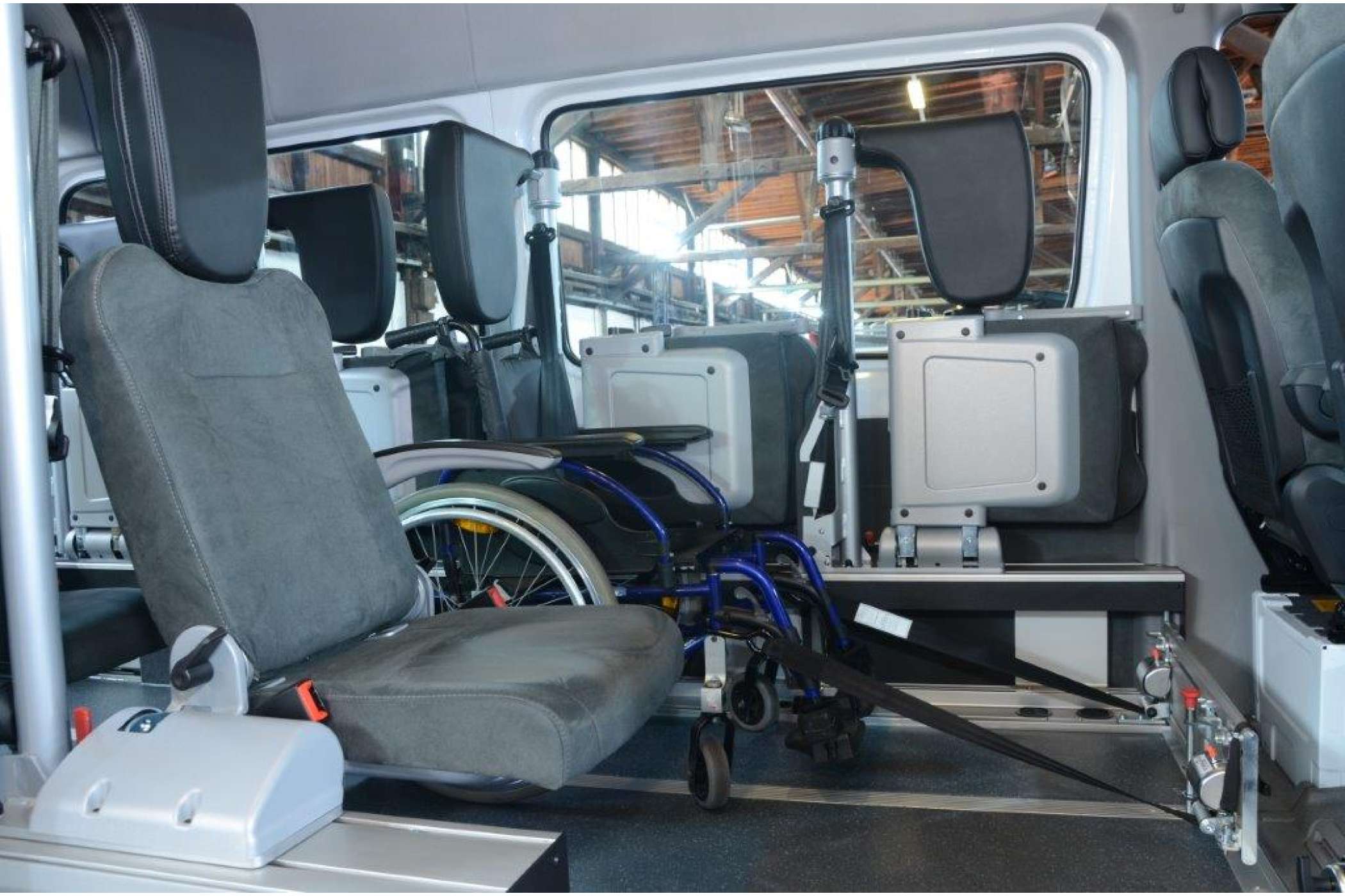 Die Rollibox von Schnierle ist noch flexibler als Fahrzeuge mit normalen Systemböden, weil man bei ihr die Sitze immer dabei hat. Je nach Bedarf werden entweder die Einzelsitze und ihre Kopfstützen oder die Rollstuhlverankerungen aus den Seitenwänden ausgeklappt und in Schienen gesichert. Das ist allerdings auch viel teurer als normale Systemböden. | Dietmar Fund