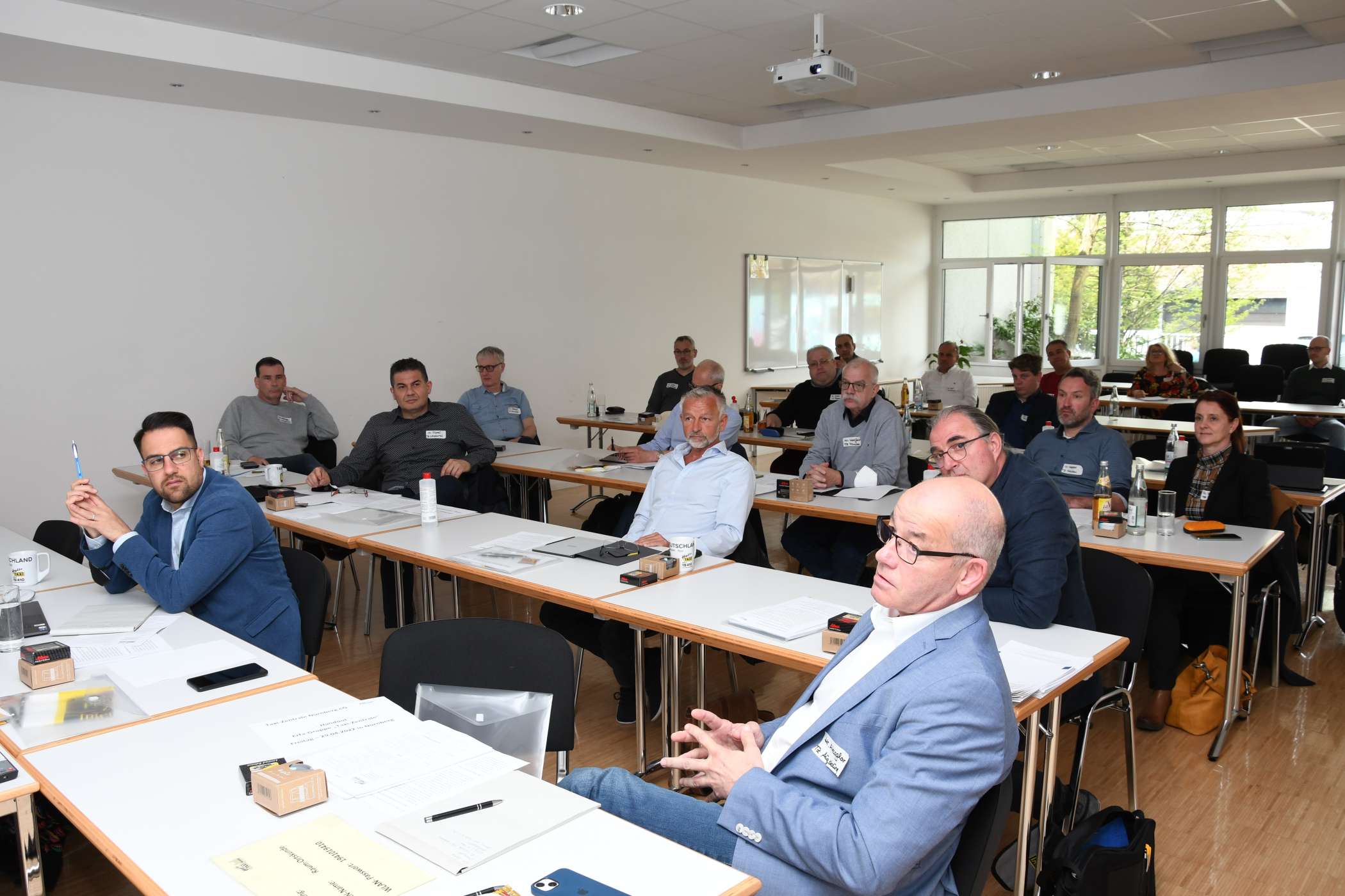 Die Gäste im Schulungsraum beteiligten sich rege an der Diskussion und bereicherten sie mit eigenen Erfahrungen.