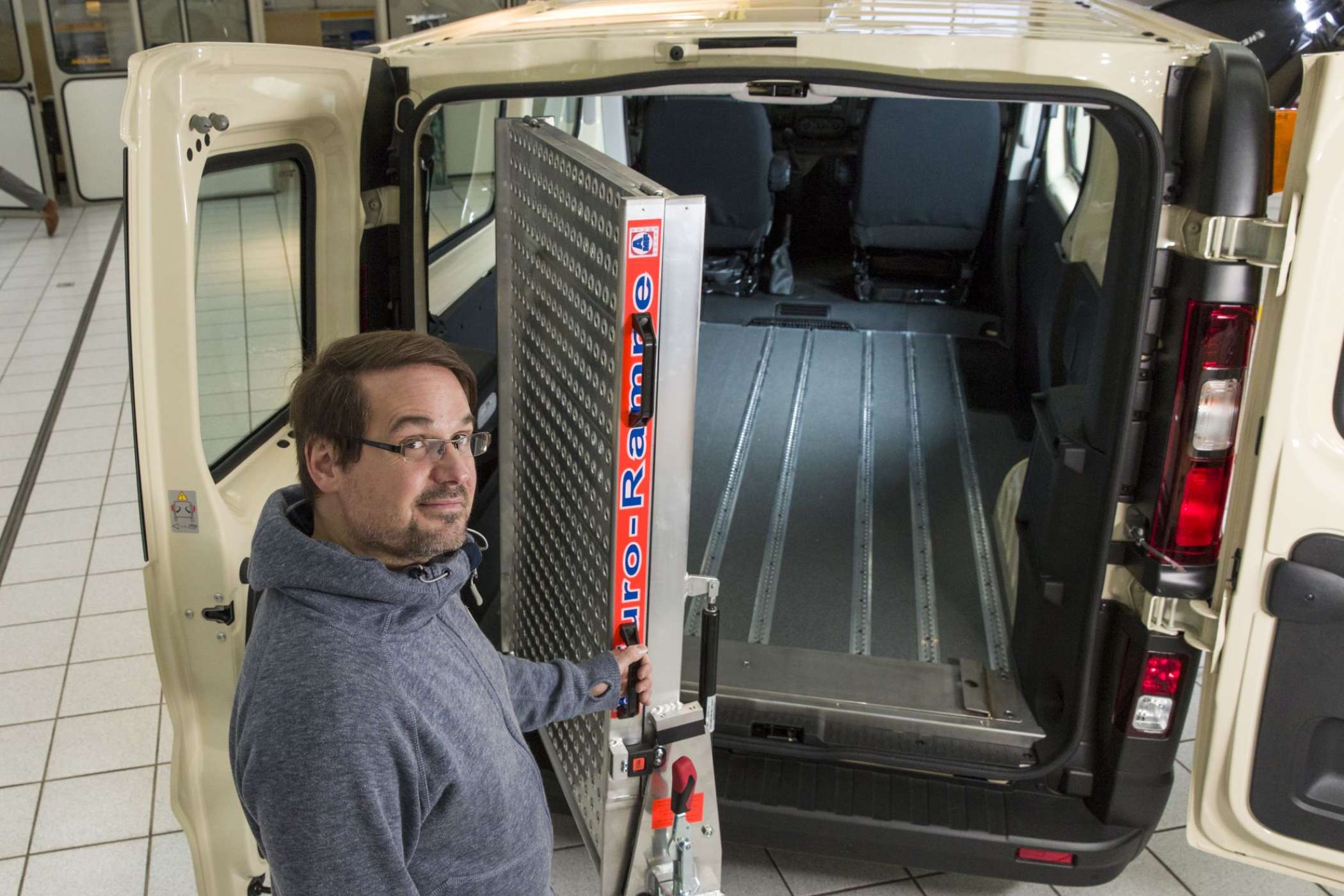 Die rund 500 Euro Aufpreis für die Schwenkrampe zu zahlen, empfiehlt der Taxi-Spezialist allen Käufern. Dieses Extra erleichtert den Zugang zum Gepäckraum, solange kein Rollstuhlplatz gebraucht wird. | Volker Strüh