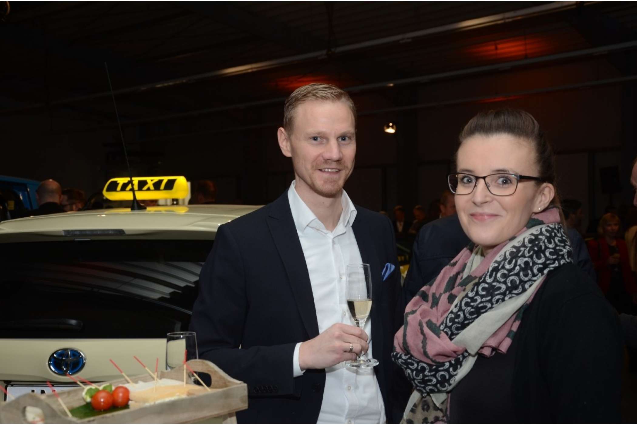 Andreas Mauritz und Jennifer Henrich von Seat schauten sich bei der Party von Intax auch Taxis anderer Marken genau an. | Foto: Dietmar Fund