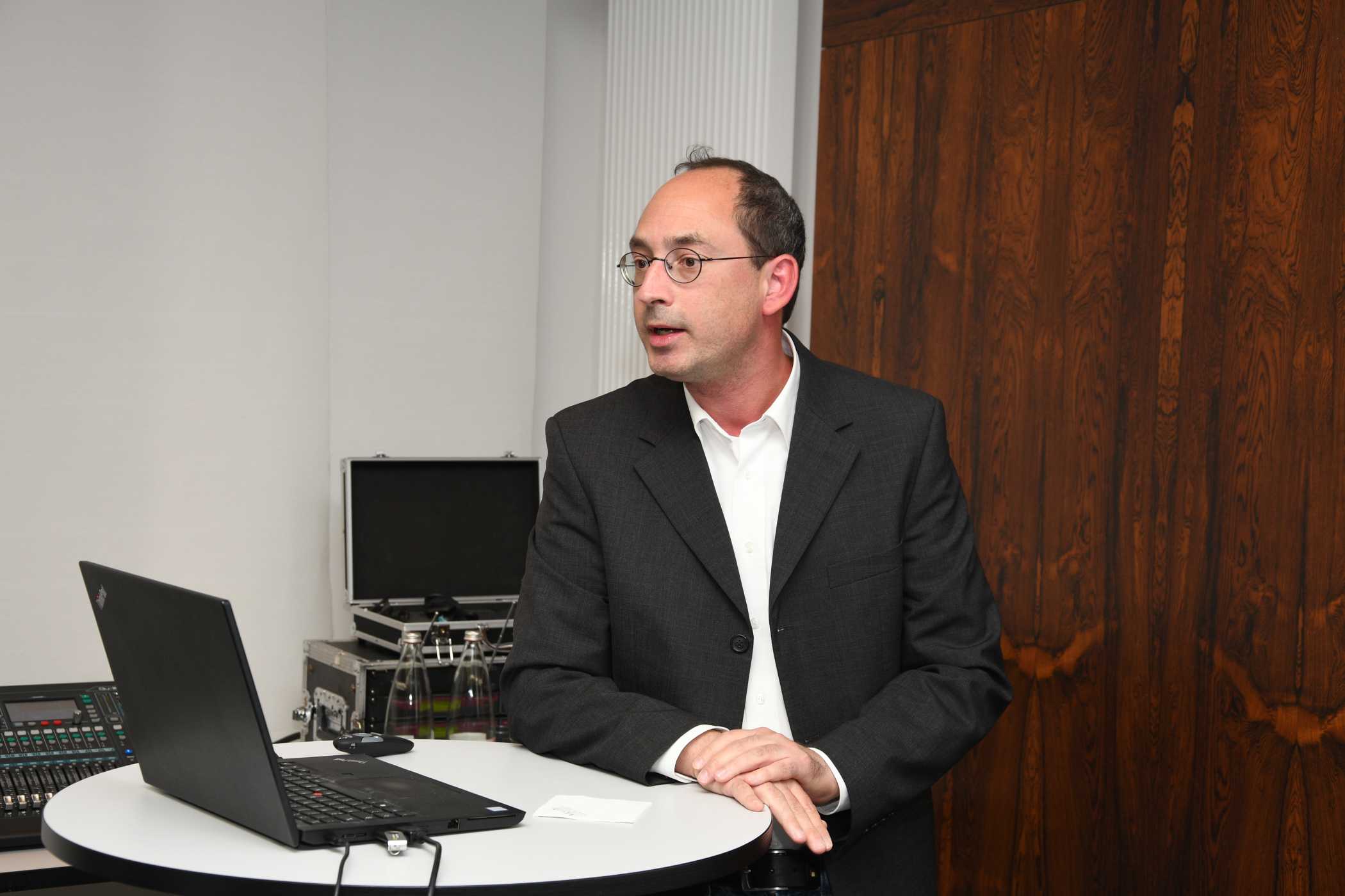 Recht verhalten war das Interesse am Workshop zur Digitalisierung des Bahntaxis, die Sebastian Wacker als Vertreter der Deutschen Bahn mit vorangetrieben hat.