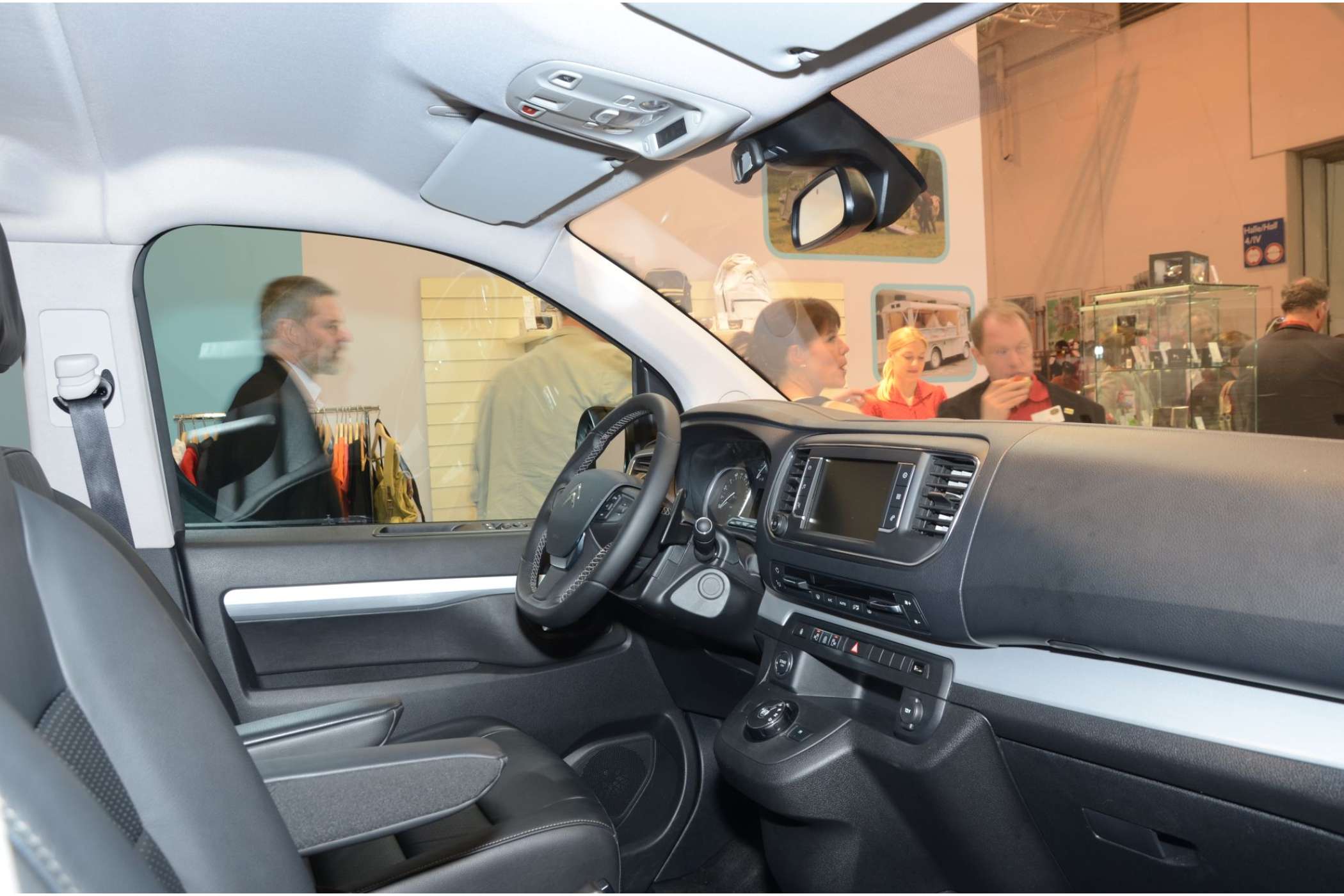 Das Cockpit ist übersichtlich und mit haptisch hochwertigen Materialien gestaltet. Zwei Becherhalter, große Türablagen und ein Staufach mit Deckel auf der Armaturentafel erleichtern dem Taxifahrer die Arbeit. | Dietmar Fund
