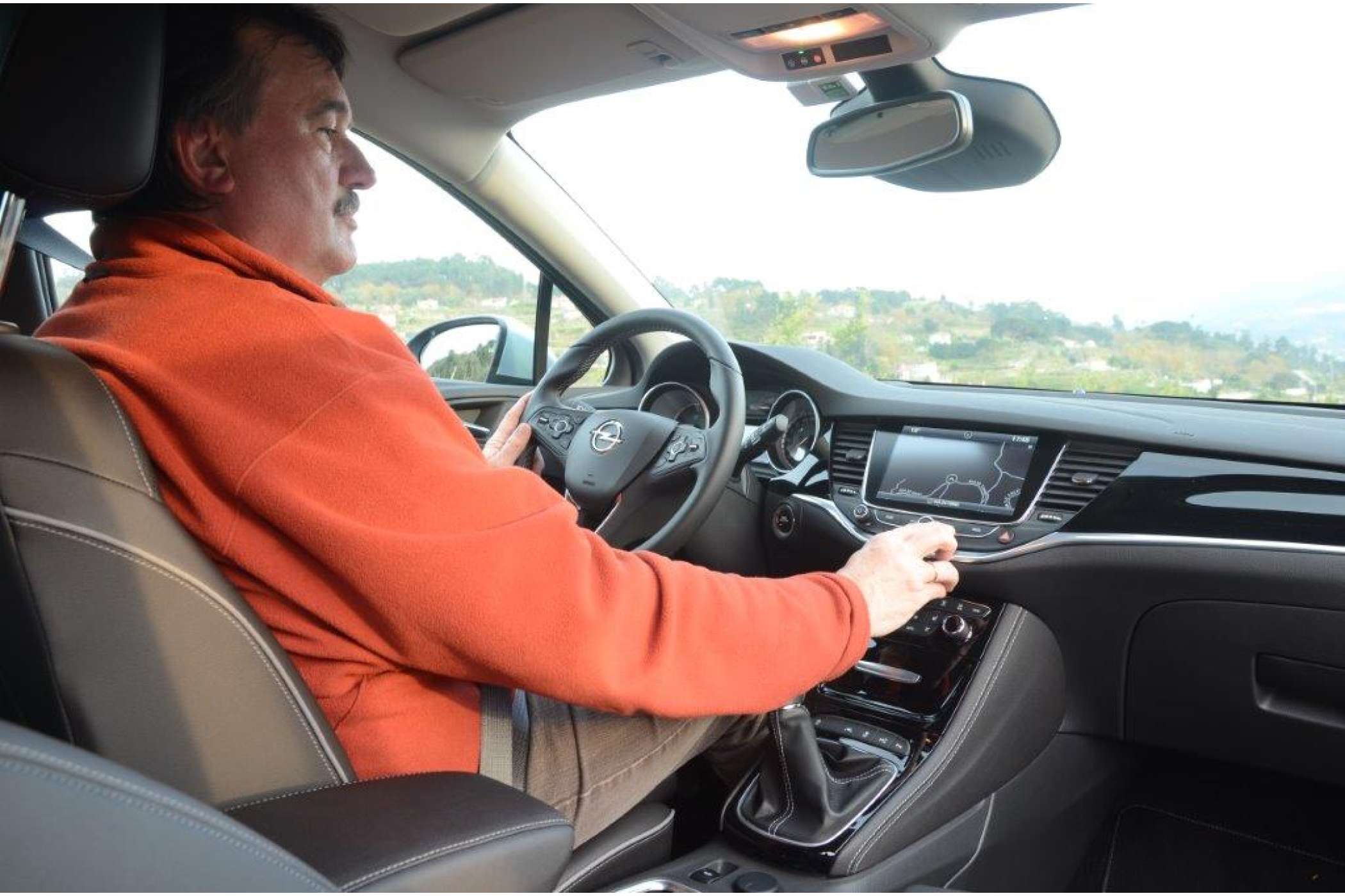 Die Bedienung des Astra ist etwas einfacher geworden, aber viele Bedientasten im Lenkrad und am Rande des Touchscreens hat er dennoch. Die empfehlenswerten Vordersitze mit dem Gütezeichen der Aktion Gesunder Rücken wurden neu entwickelt und sollten am Arbeitsplatz eines Taxifahrers nicht fehlen. | Dietmar Fund
