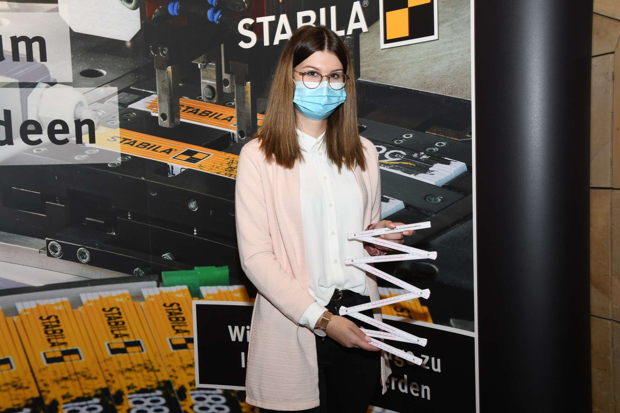 Angelina Reimhard zeigte bei Stabilo Meterstäbe mit zehn auf der Rückseite aufgedruckten Hygiene-Tipps. Sie lassen sich auch zur Demonstration des Mindestabstands einsetzen, was einzelne Taxler bereits tun.