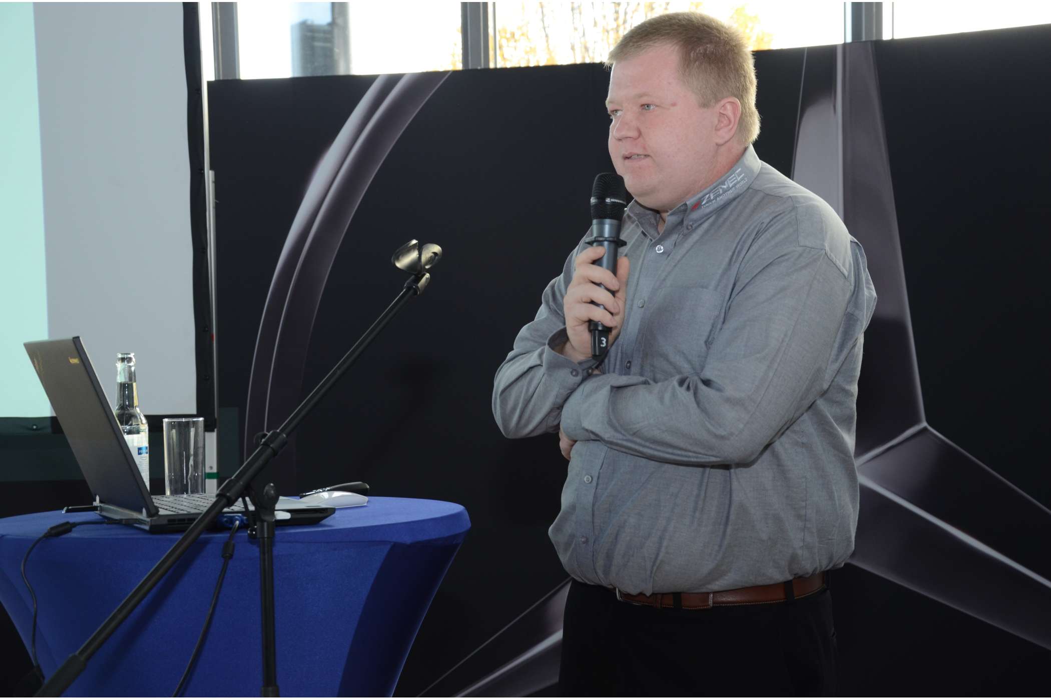Stefan Fixsen von ACR riet dazu, vor dem Kauf eines Gebrauchten anhand der Fahrzeugpapiere anzufragen, ob er zum Taxi umgerüstet werden kann. (Foto: Dietmar Fund)