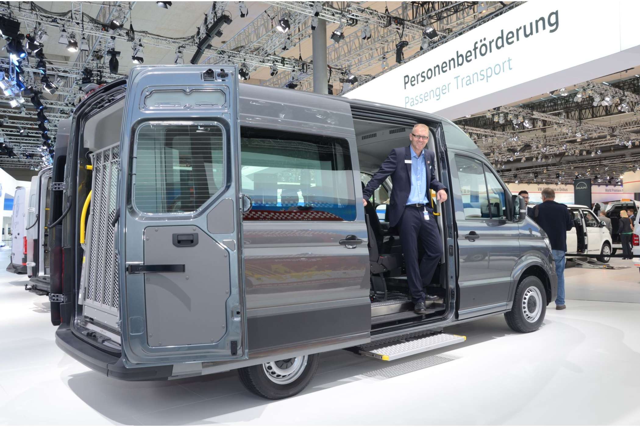 Stefan Geveke von AMF-Bruns führte am Stand von Volkswagen Nutzfahrzeuge einen Umbau des neuen Crafter mit Smartfloor, Einzelsitzen, Rolli-Lift im Heck und einer elektrisch ausfahrbaren Trittstufe an der elektrischen Schiebetüre vor.| Foto: Dietmar Fund