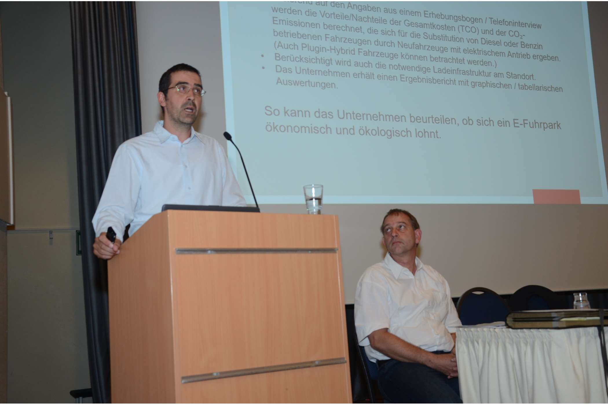 Stefan Seubert (l.) und Wolfgang Müller präsentierten einen E-Taxi-Check, mit dem Taxler erfahren, ob sich für sie ein Hybrid- oder ein Elektro-Taxi lohnt.