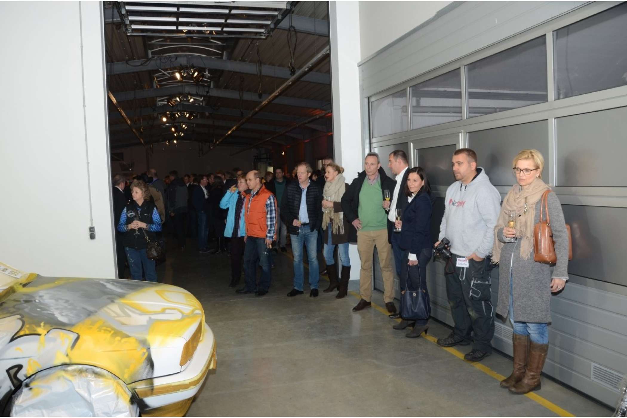 Der Event begann mit einem Stehempfang in den alten Produktionshallen, wo die Gäste unter anderem einigen Sprayern zuschauen konnten. | Foto: Dietmar Fund