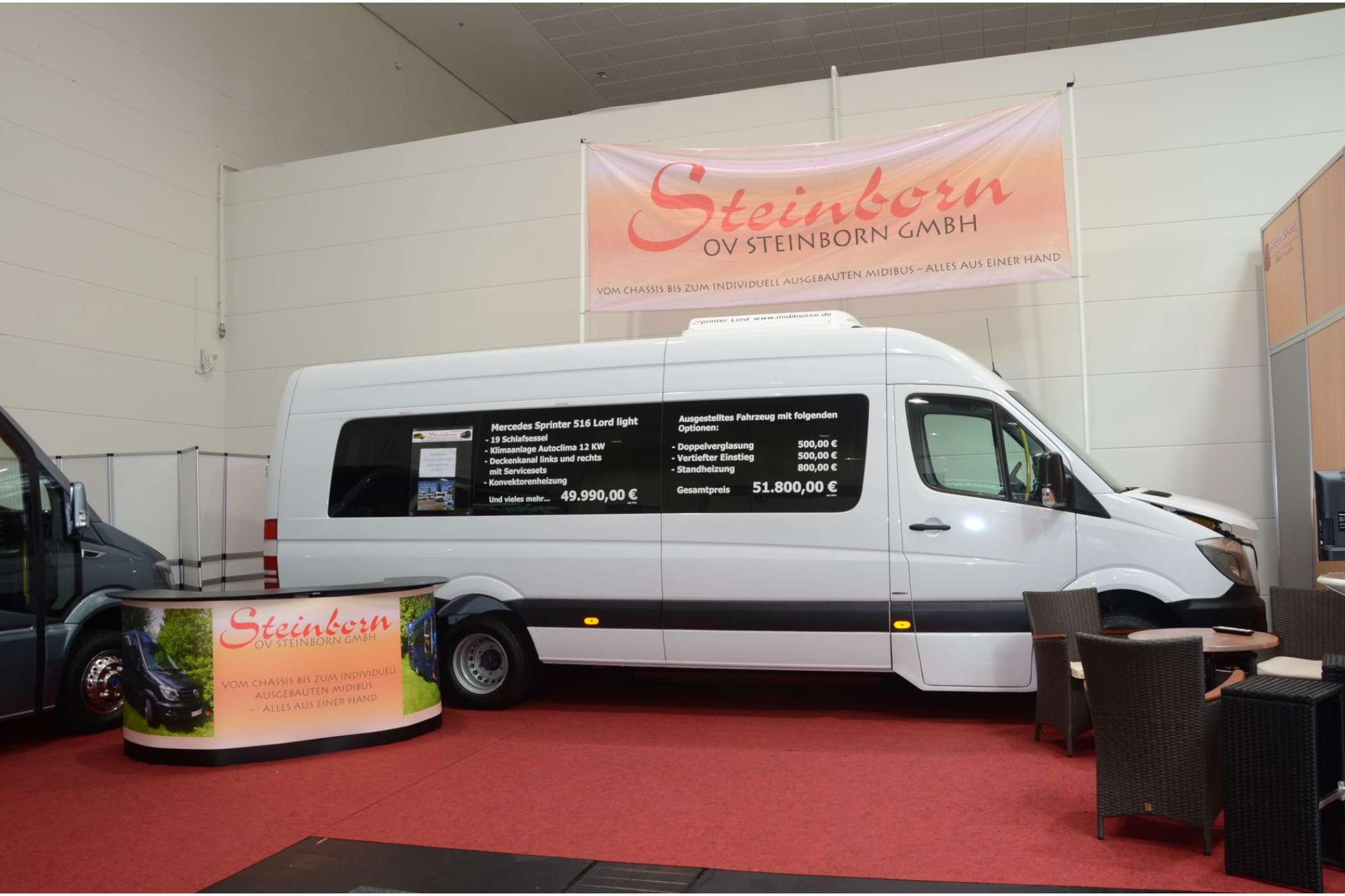 Einen einfachen Schulbus stellte der Omnibushändler Steinborn aus Erbach bei Ulm aus. Am Pressetag stand er einsam und allein am Stand eingequetscht.| Foto: Dietmar Fund
