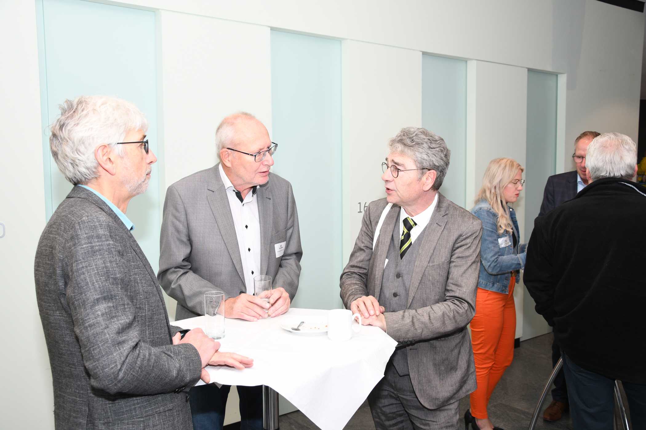 Vermittlungsspezialist Stefan Straub (l.) und BVTM-Präsident Herwig Kollar (r.) kamen mit vielen Teilnehmern ins Gespräch.