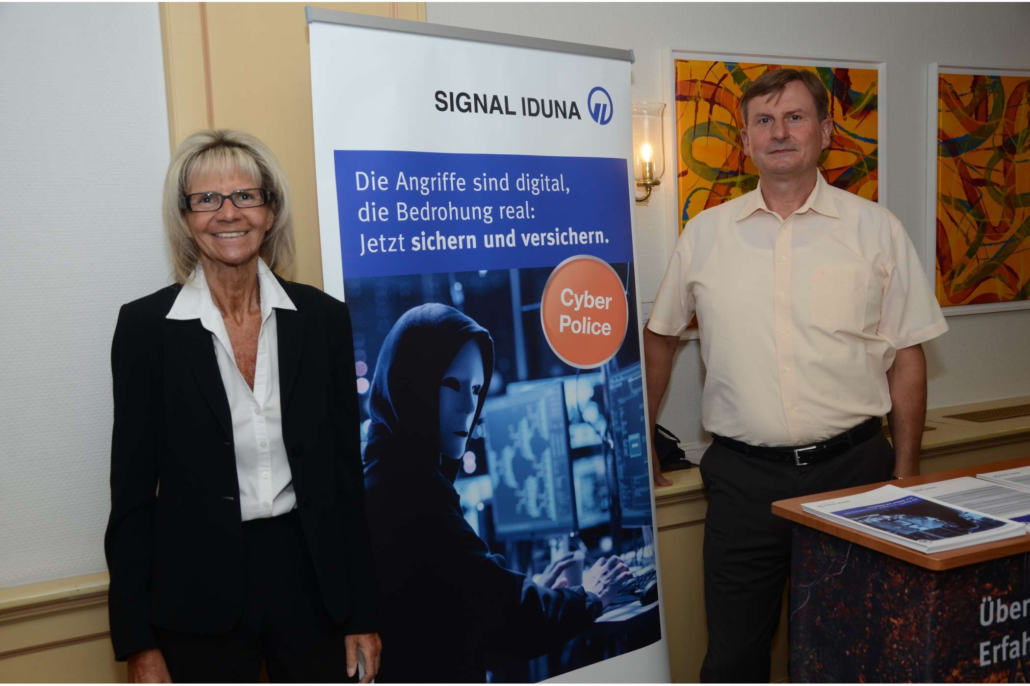 Die Versicherungsmaklerin Susanne Delang und Signal-Iduna-Vertreter Thomas Kirchner präsentierten eine neue Cyber-Versicherung.