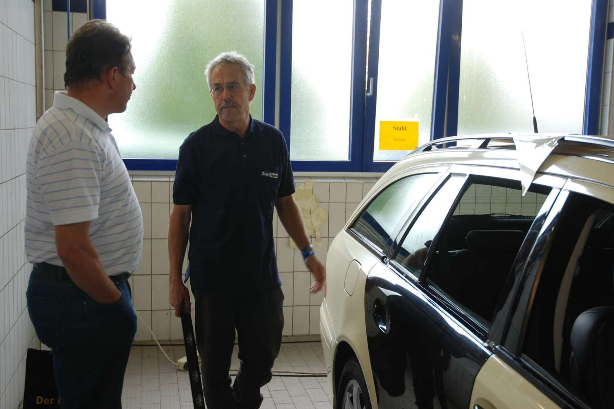 Der Firma Stahl Folien konnten Besucher bei ihrer Arbeit über die Schulter blicken. Während des Taxi-Treffs beklebten Alfred Stahl und seine Mitarbeiter eine E-Klasse. Die Kosten hierfür liegen bei etwa 800 Euro, das Einsatzgebiet erstreckt sich dank einer mobilen Klebestation von Kempten bis Rosenheim. | jh