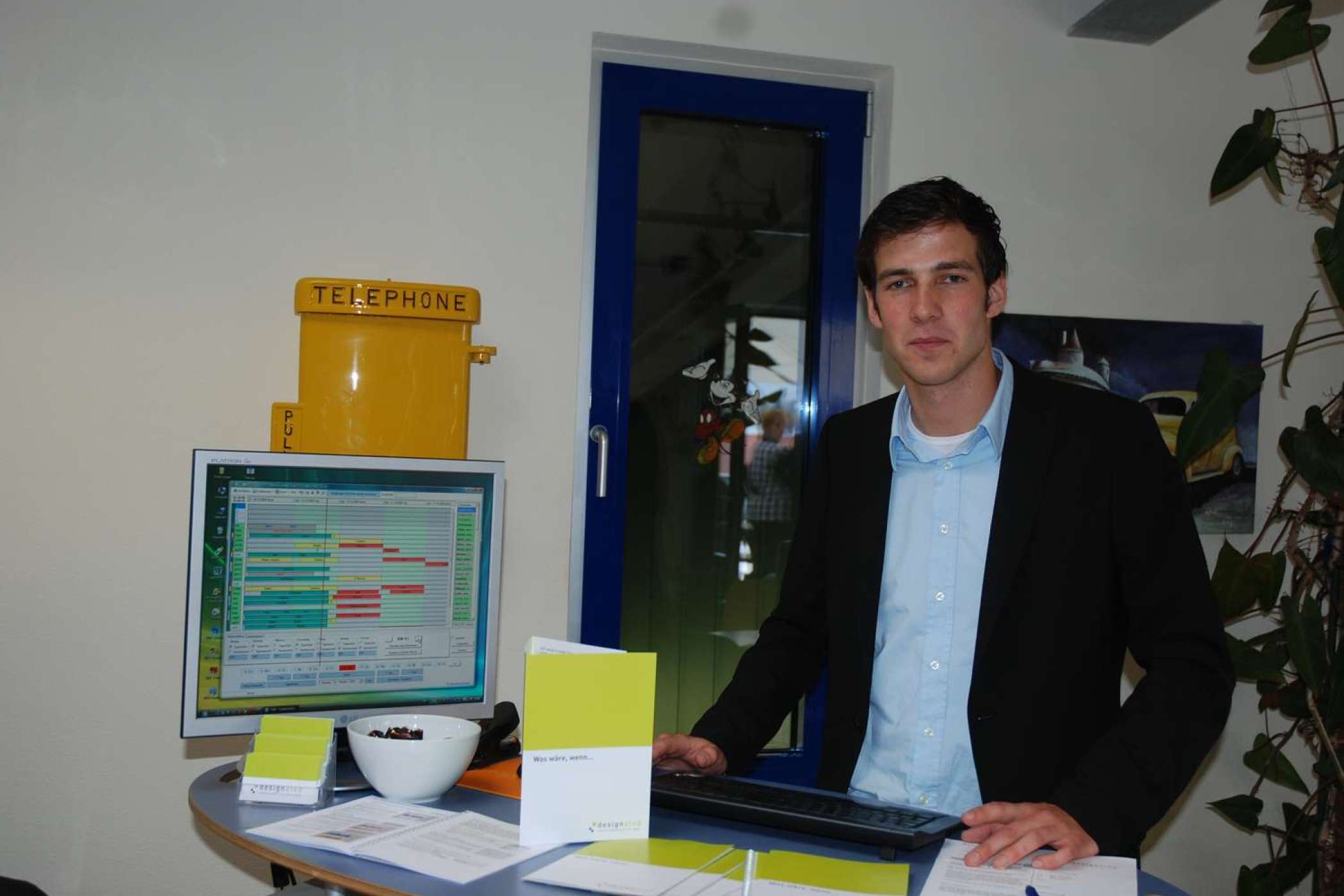 Dort, wo sonst die Taxiverkäufer vom Autohaus Much gebrauchte Taxis an- und verkaufen, präsentierten während des Taxitreffs Software-Anbieter ihre Produkte. Neben den bekannten und längst etablierten Firmen von SuE-Software über MPC bis hin zu Taxikomm gab es in Bad Tölz auch ein neues Gesicht zu sehen. Ein Münchner Student hat ein Schichtabrechnungsmodul für Mehrwagenbetriebe entwickelt, | jh