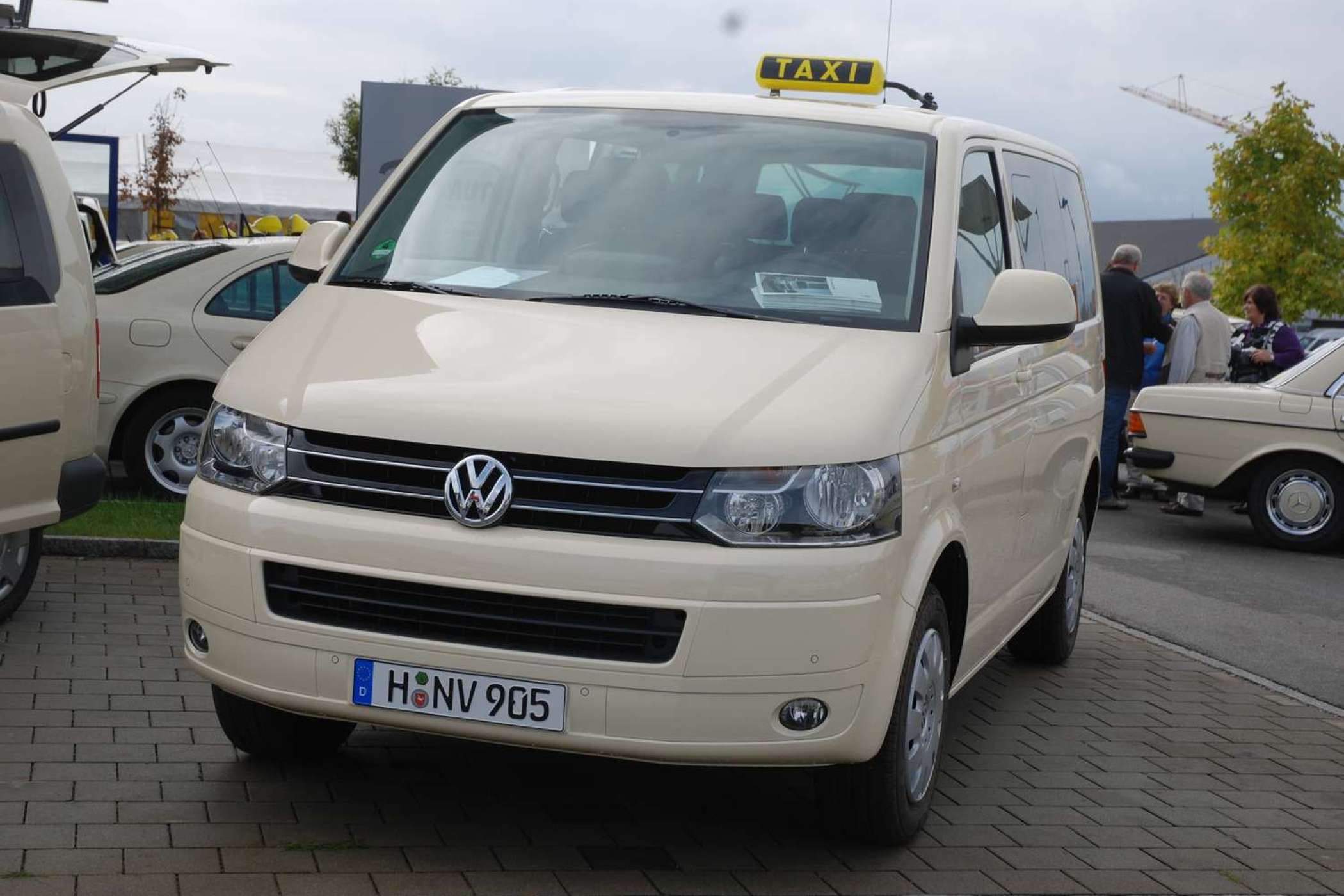 Ebenfalls eine viel beachtete Taxi-Weltpremiere feierte der neu gestaltete T 5, den es wie bisher als Caravelle mit zwei Radstandvarianten in den Ausstattungslinien Comfort- und Trendline geben wird. Neu ist ein 4-Zylinder Common-Rail-Motor, „alt“ dagegen die Preise: Der T5 mit 103 KW und DSG-Schaltgetriebe kostet ab 33.630 Euro. | jh