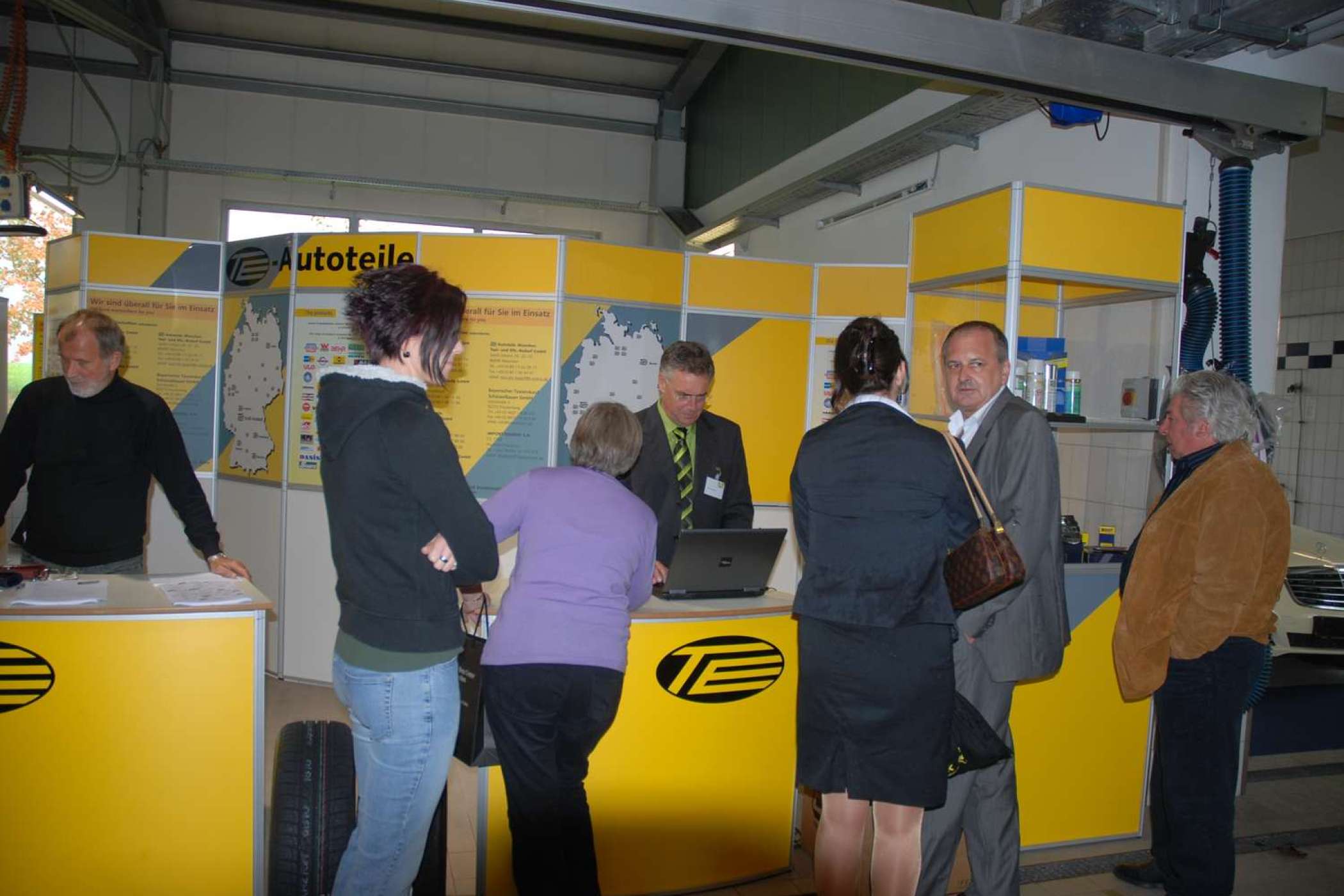 In der zum Taxi-Treff frisch gedruckten Printausgabe der taxi heute konnten wir Benno Schißlbauer zum 25-jährigen Betriebsjubiläum seines TE-Ersatzteile-Betriebs gratulieren. Das taten auch zahlreiche Besucher, die bei dieser Gelegenheit gleich preisgünstige Taxi-Teile bestellten. | jh