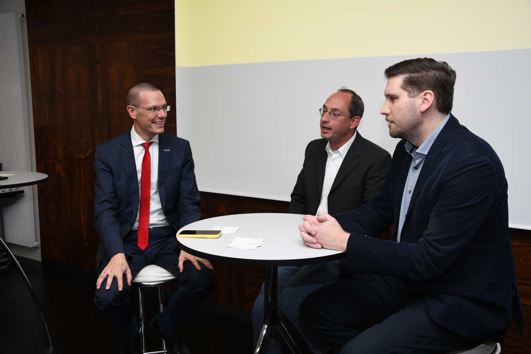 Moderiert von Roman Marx von Taxi Deutschland (r.) gingen BVTM-Geschäftsführer Michael Oppermann (l.) und Bahn-Vertreter Sebastian Wacker auf praktische Fragen zur Abwicklung der digitalisierten Taxigutscheine ein und skizzierten auch digitale Perspektiven für weitere Aufträge, die das Gewerbe für die Bahn durchführt.