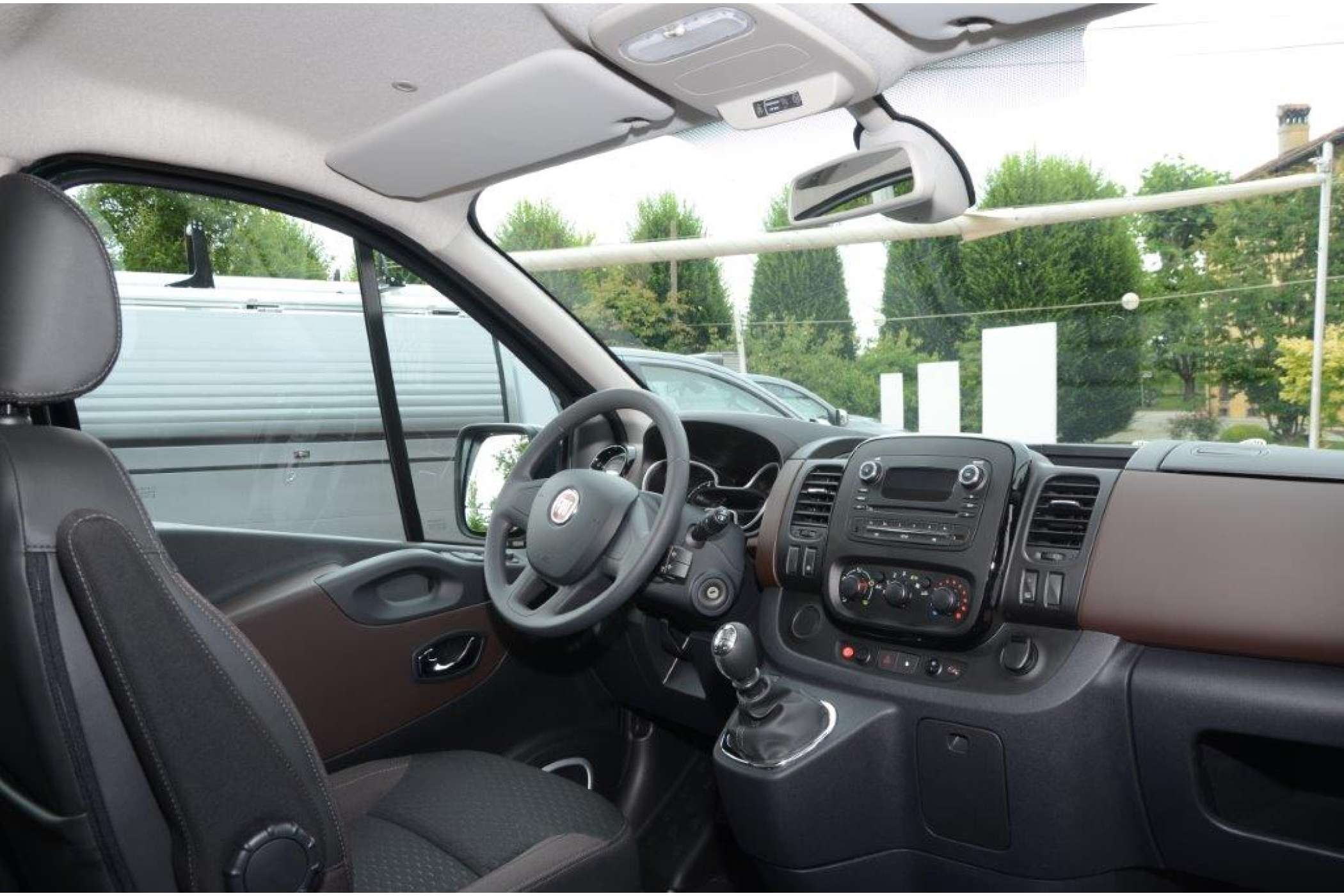 Je nach Ausstattungsvariante hat das Cockpit ein Radio mit kleinerem (Foto) oder mit etwas größerem Touchscreen. Den Talento gibt es nur mit Sechsgang-Schaltgetrieben.| Dietmar Fund