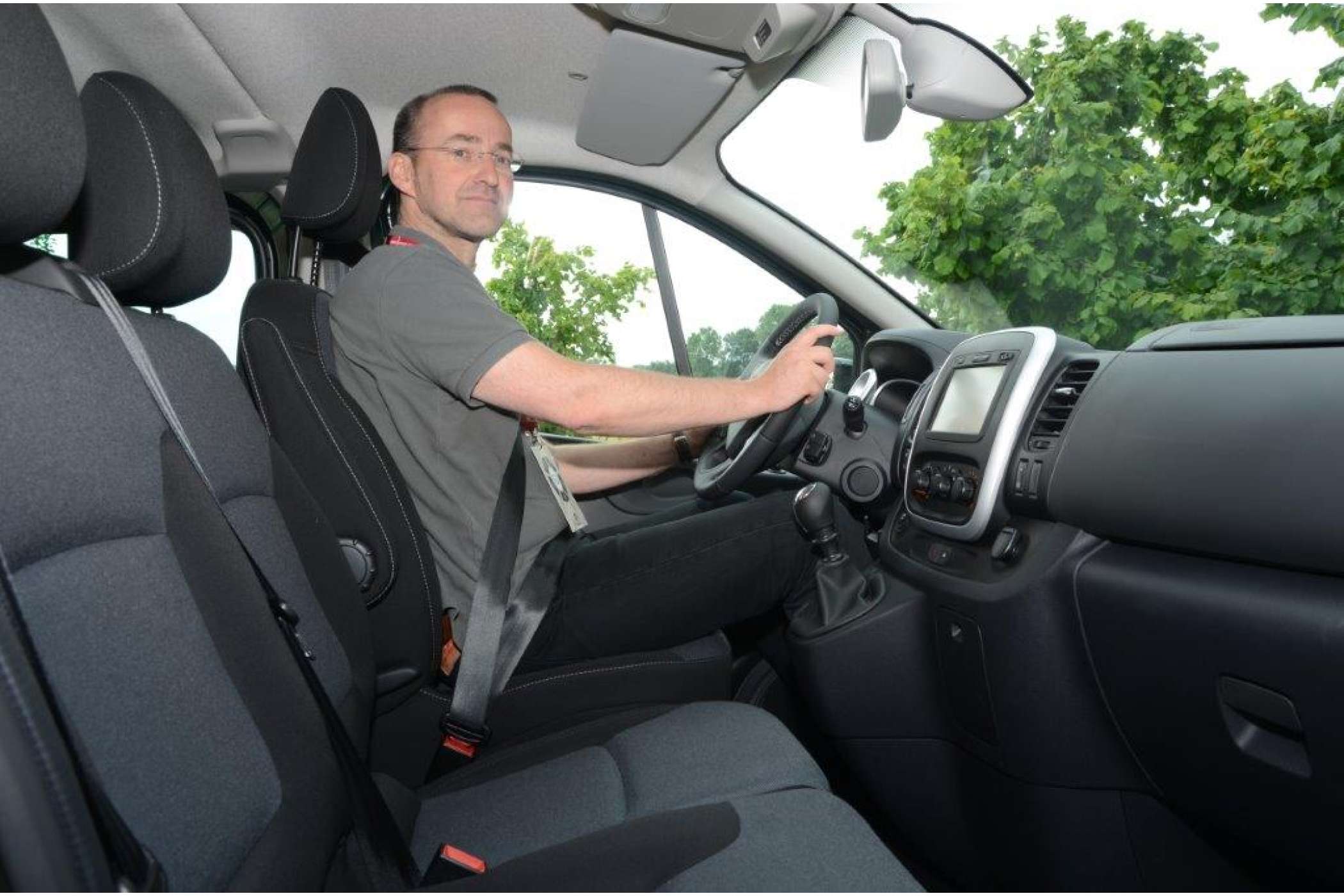 Die bei Taxlern beliebte Beifahrer-Doppelsitzbank gibt es auch im Fiat Talento. Das Cockpit bietet einen höhenverstellbaren Fahrersitz und ein in zwei Ebenen verstellbares Lenkrad mit Bedientasten.| Dietmar Fund