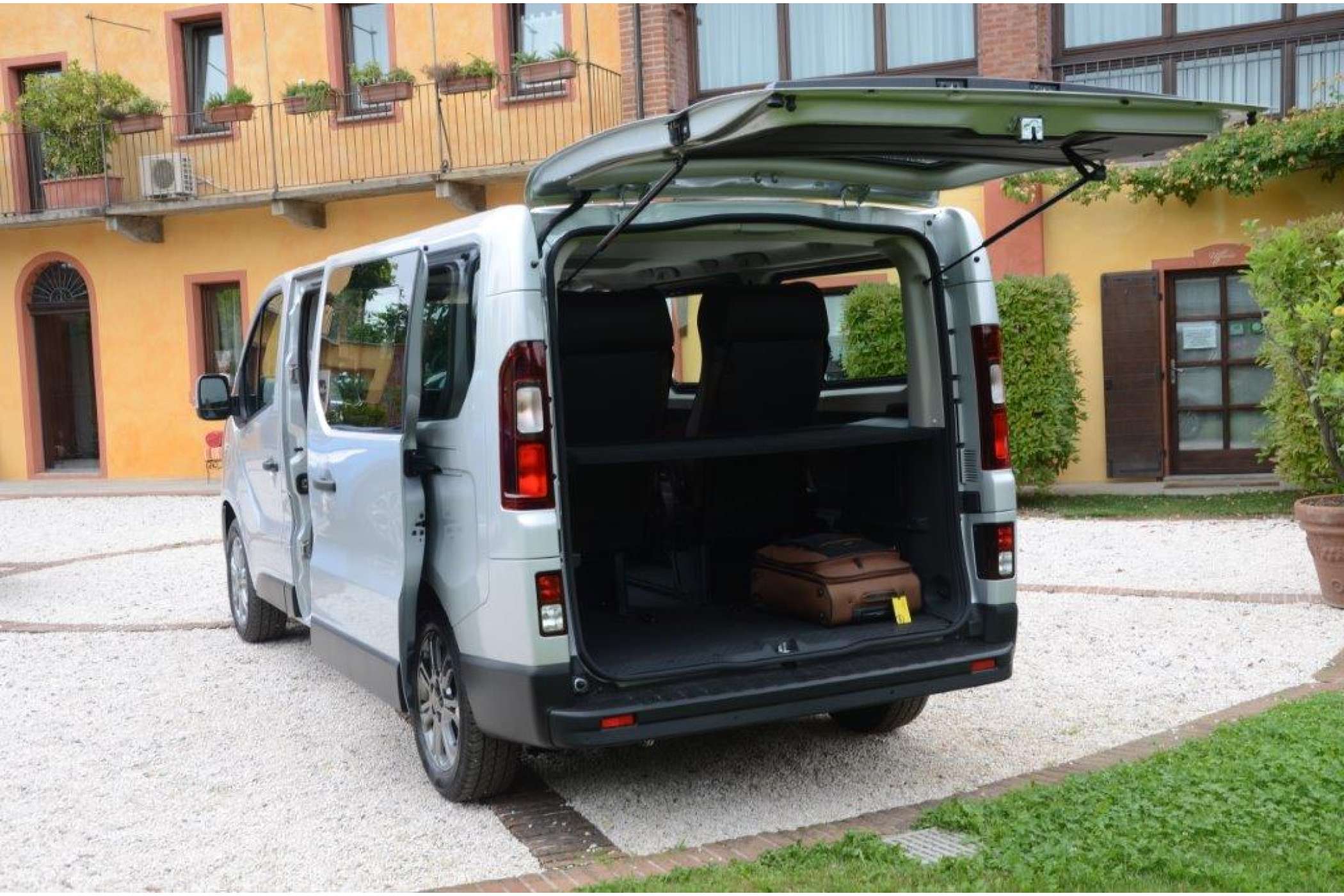 Die schwere Heckklappe ist ein Relikt der ersten Generation des Renault Trafic. Sie lässt sich nur schwer schließen.| Dietmar Fund
