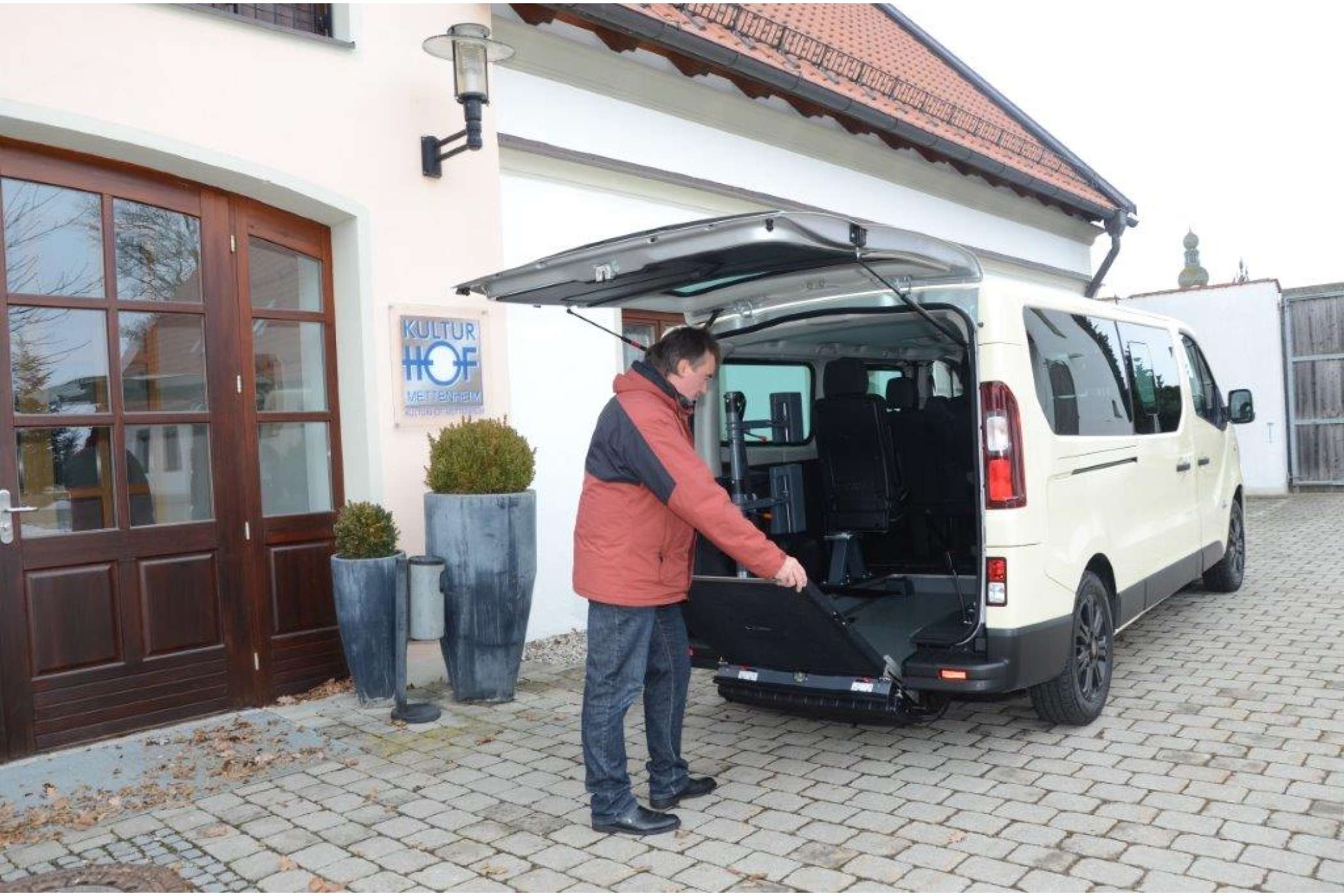 Die Rampe des Umbaus von AMF-Bruns lässt sich leicht entriegeln und herunterklappen.| Foto: Dietmar Fund