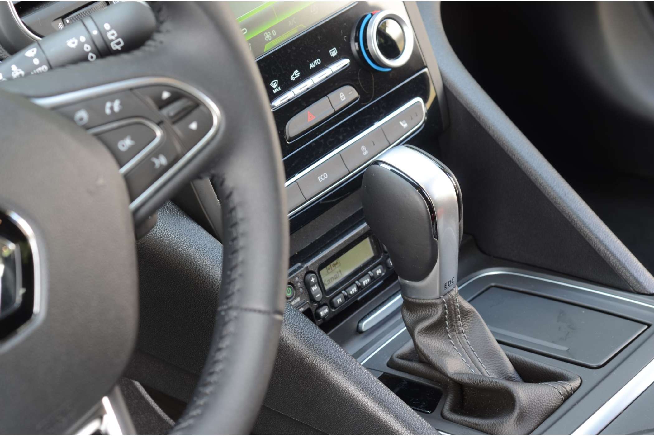 Das Doppelkupplungsgetriebe EDC schaltet sanft und überzeugend. Deshalb muss man den Wählhebel nur bergab in die manuelle Gasse ziehen, um die Motorbremse zu nutzen. Das Funkgerät ist hinter dem Wählhebel gut untergebracht.| Dietmar Fund