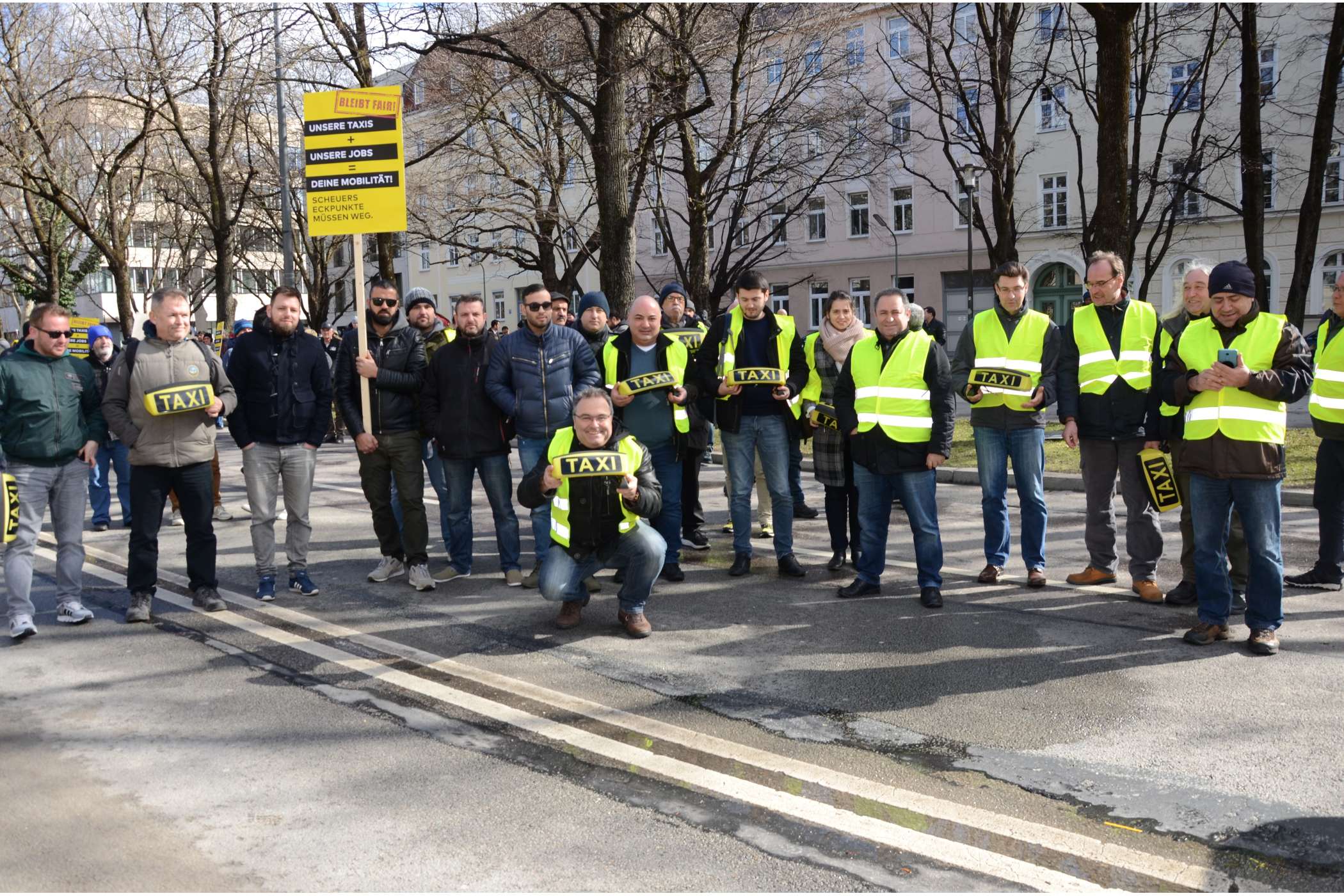 Die Taxi-Delegation aus Nürnberg hatte sich mit einer Reihe von Dachzeichen als Taxler kenntlich gemacht. (Foto: Dietmar Fund)
