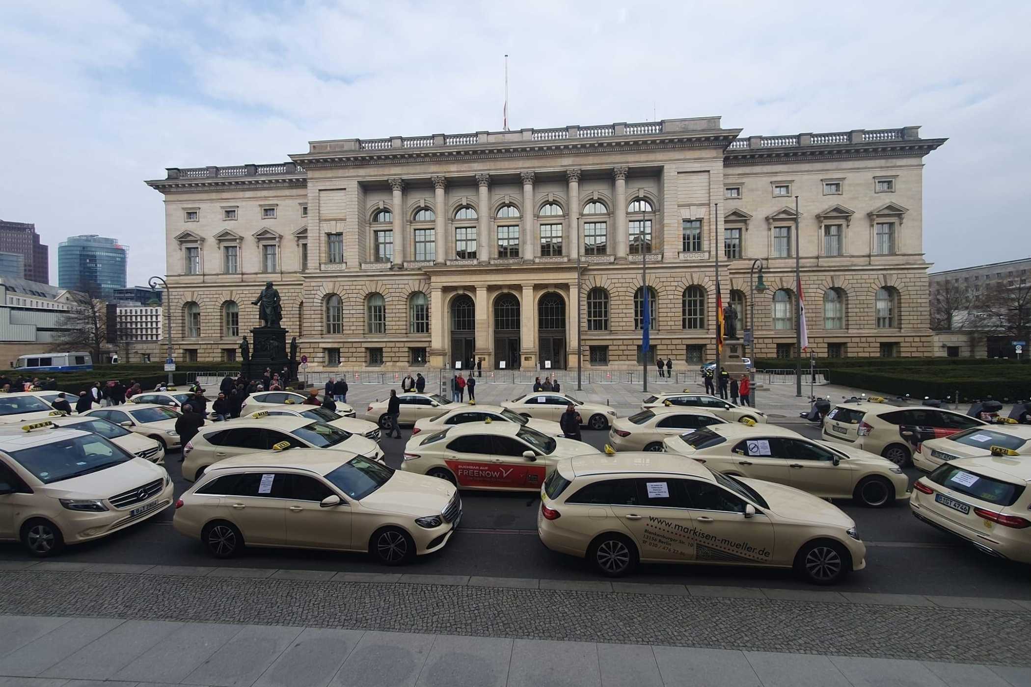 Platz 3: TMV: Demo von Taxigruppe Berlin ist das richtige Zeichen für die Politik  » https://www.taxi-heute.de/node/25970 | Insgesamt über 200 Taxis demonstrierten um das Berliner Abgeordnetenhaus.| Foto: Erkan Özmen