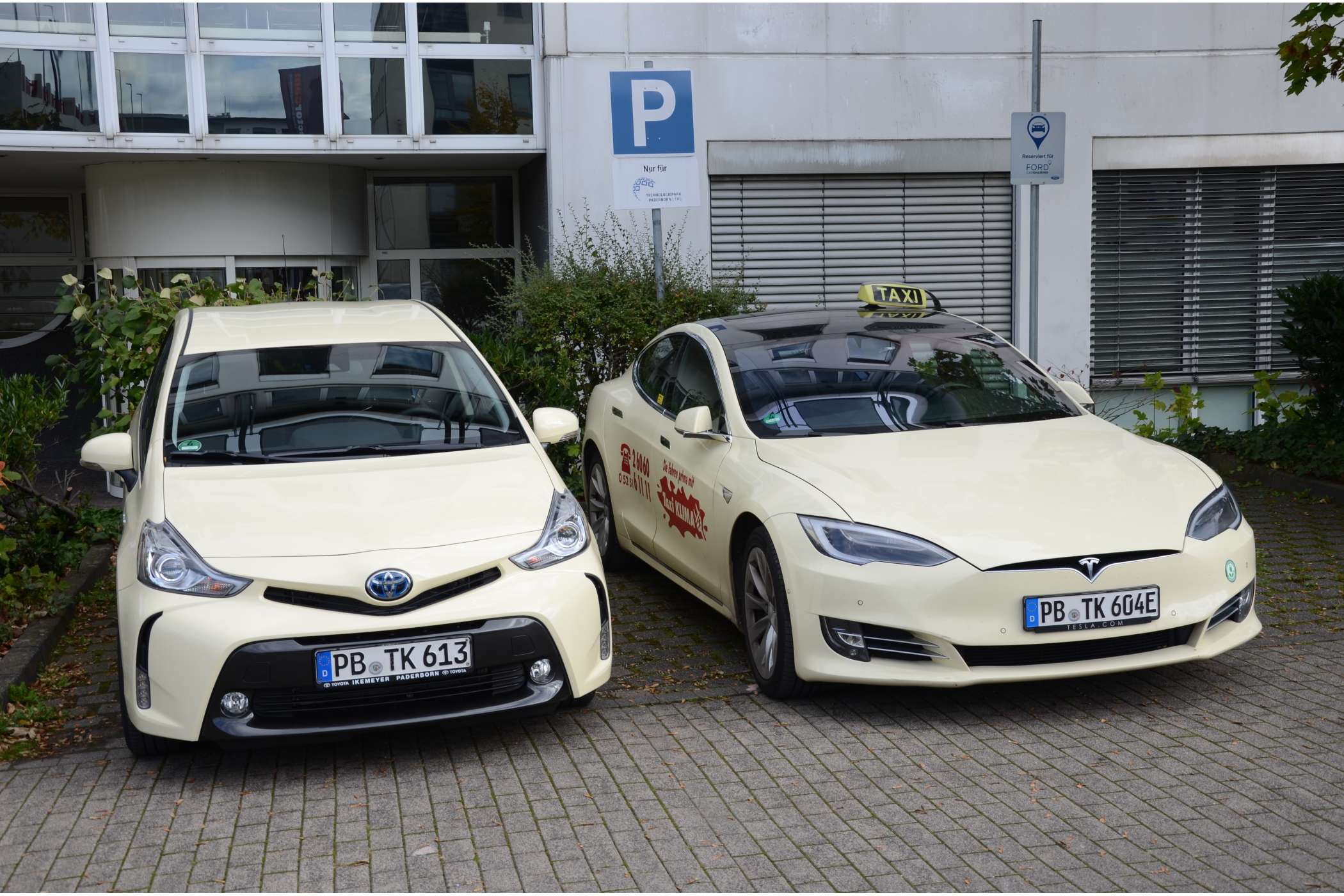 Der Toyota Prius+ ist neu im Fuhrpark, während Taxi-Klima das erste Tesla Model S-Taxi seit Juni 2017 einsetzt.