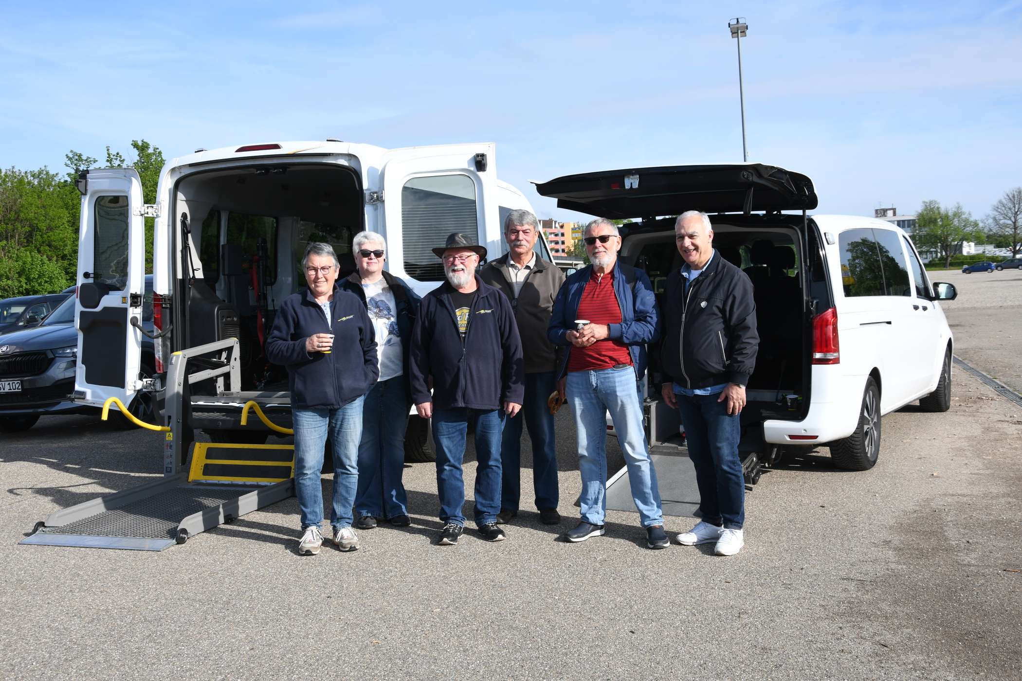 Taxi Leutgeb war zu sechst mit zwei Rollstuhl-Transportern vertreten. Hier versammelten sich zum Gruppenbild (v.l.): Helga Wilhelm, Ute Ott, Inhaber Kurt Leutgeb, Klaus-Peter Grund, Matthias Jäkel und Giuseppe Garro.