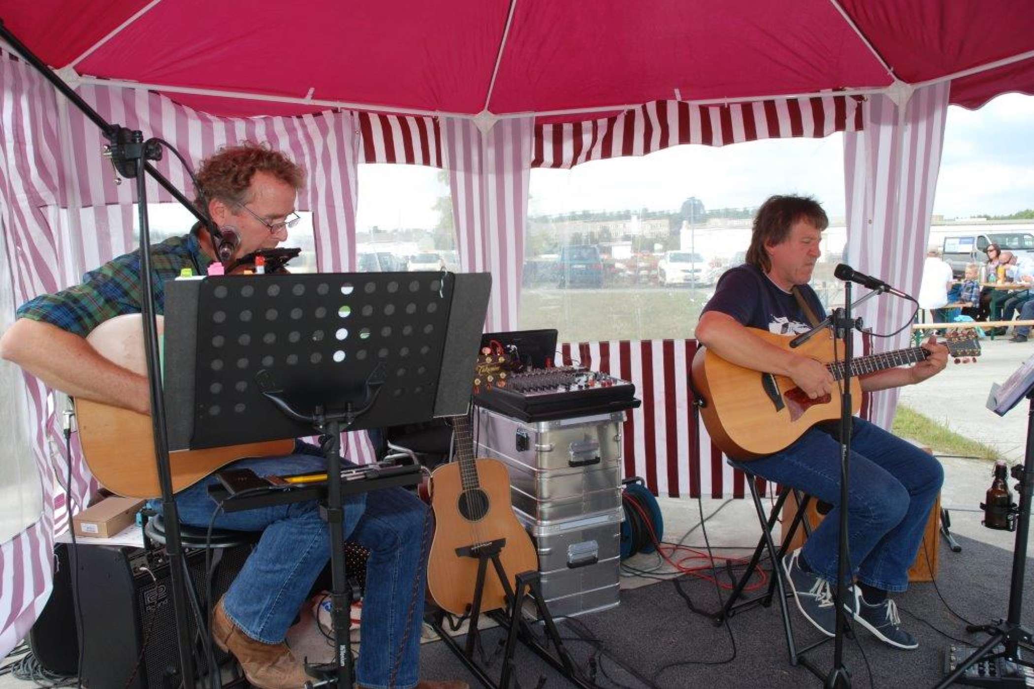 Beim Grillfest musizierten zwei Taxifahrer, die hin und wieder auch an Standplätzen aufspielen.| Dietmar Fund | taxi heute