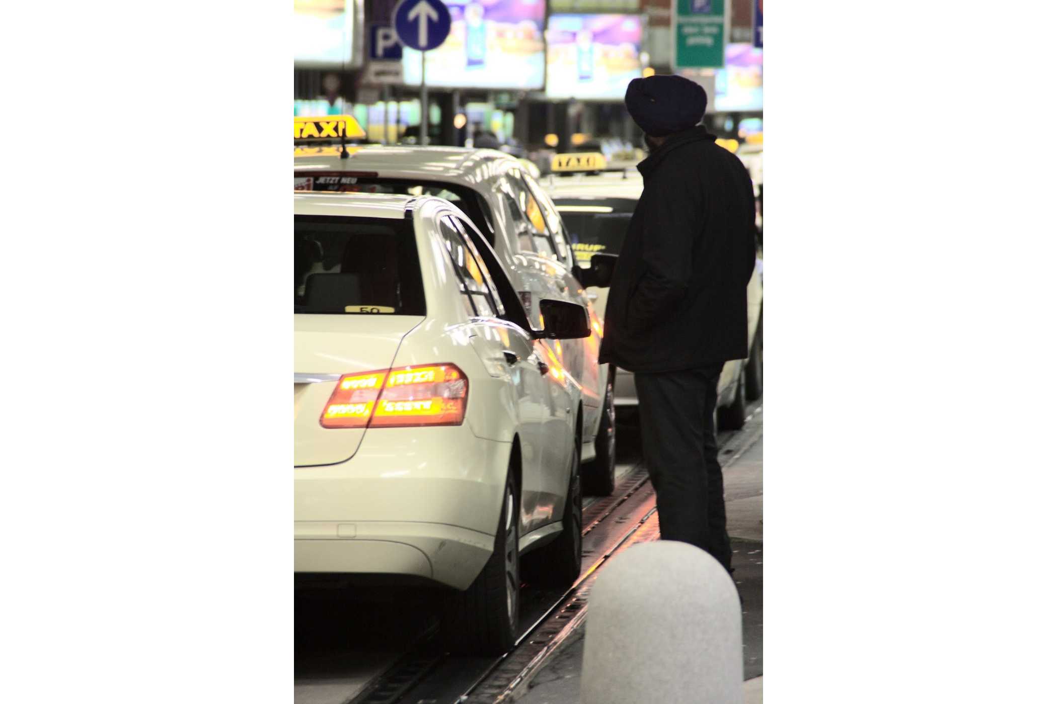 Platz 10: Taxifahrer aufgepasst: Was wir selbst gegen Rückenschmerzen tun können » https://www.taxi-heute.de/node/25958 | Das viele Sitzen schadet dem Bewegungsapparat - Taxifahrer sollten zum Ausgleich Übungen für den Rücken machen. | Foto: tdittmar-pixabay