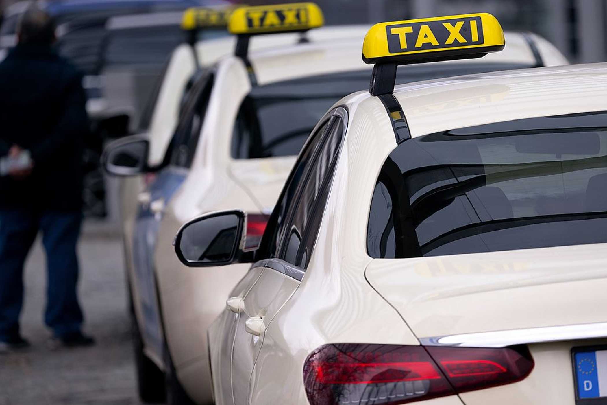 Platz 5: Pilotprojekt: Taxi als Teil des öffentlichen Nahverkehrs » https://www.taxi-heute.de/node/26007 | Taxis stehen vor der Messe in München und warten auf Fahrgäste. (Foto: Sven Hoppe/dpa)