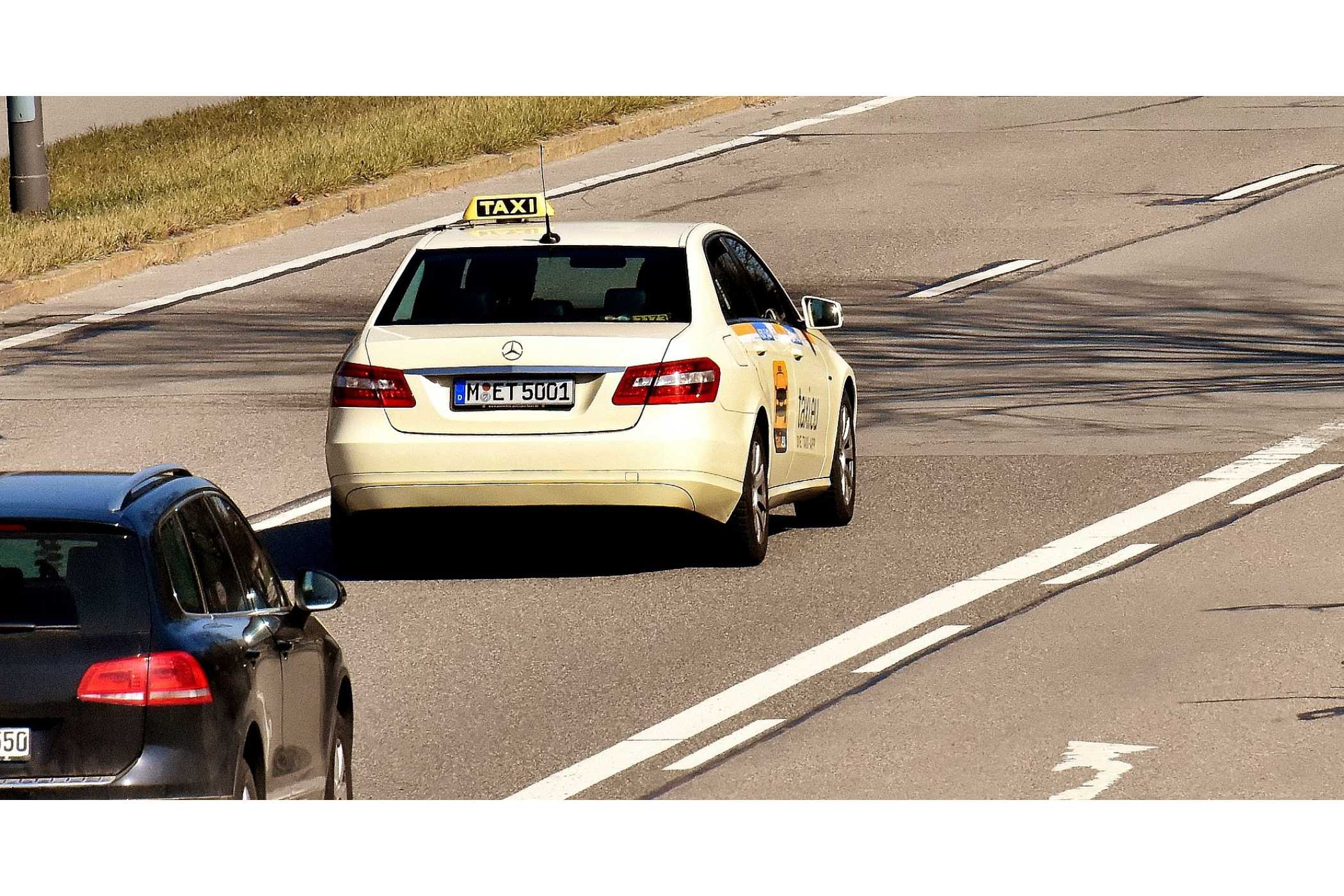 Platz 9: Taxifahren in München wird deutlich teurer » https://www.taxi-heute.de/node/25931 | Eine Fahrt zum Flughafen von der Messe München kostet nach der Preisanpassung 90 Euro.| Foto: AlexasFotos_unsplash