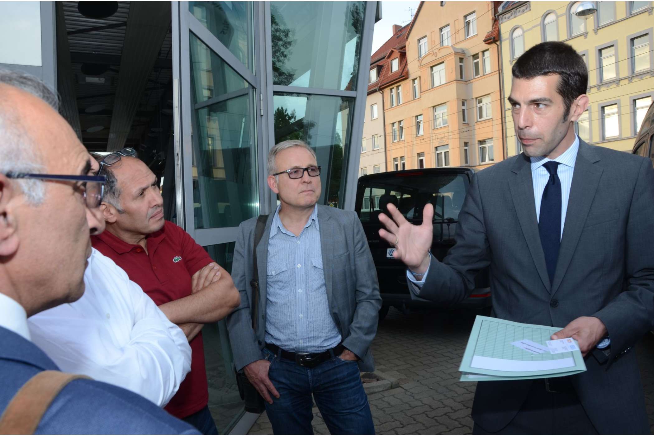 Kämmerer Dr. Axel von der Ohe stand den Teilnehmern ebenso wie MOIA-Geschäftsführer Robert Henrich (nicht im Bild) auch in der lockeren Runde nach der Gesprächsrunde noch für Fragen zur Verfügung. | Dietmar Fund