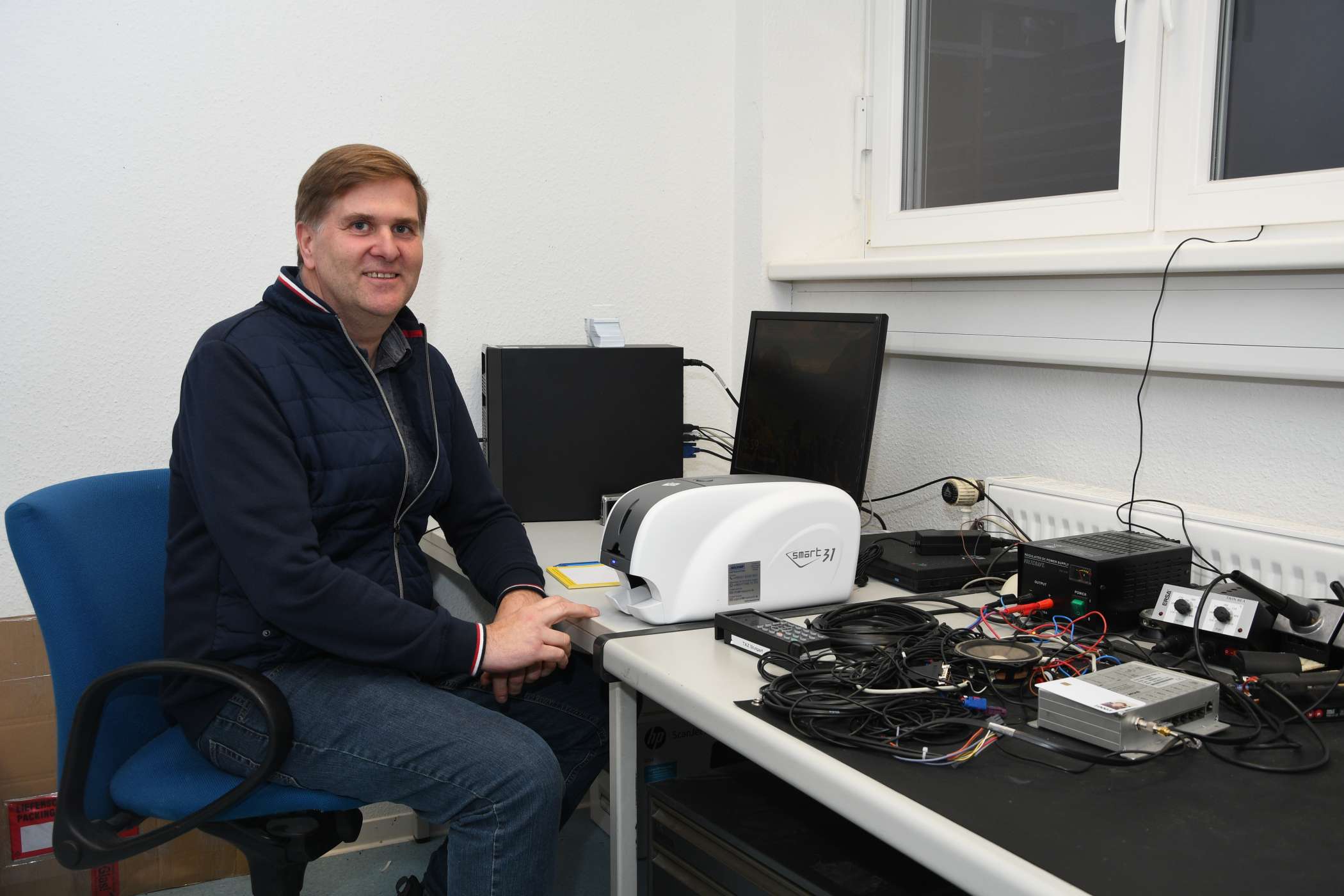 Der Technische Leiter Gert Scholler arbeitet seit 15 Jahren in der Zentrale und betreut Taxiunternehmer und Taxifahrer in technischen Fragen. Rund 200 von 700 Taxis haben noch das alte Datenfunk-System, der Rest arbeitet mit Smartphones.