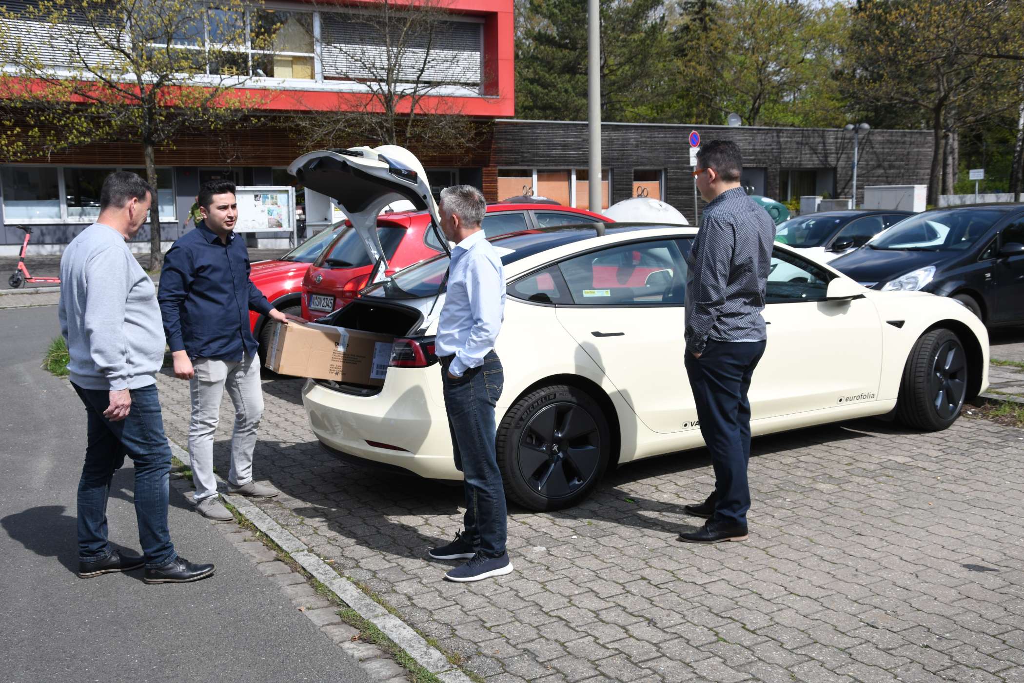 Der Nürnberger Taxiunternehmer Sinan Ünlühan (2.v.l.) stellte sein Elektrotaxi vom Typ Tesla 3 vor. Ein Taxi dieses Typs hat die Taxi-Zentrale Nürnberg eG bereits für den Verleih an ihre Genossen  bestellt.