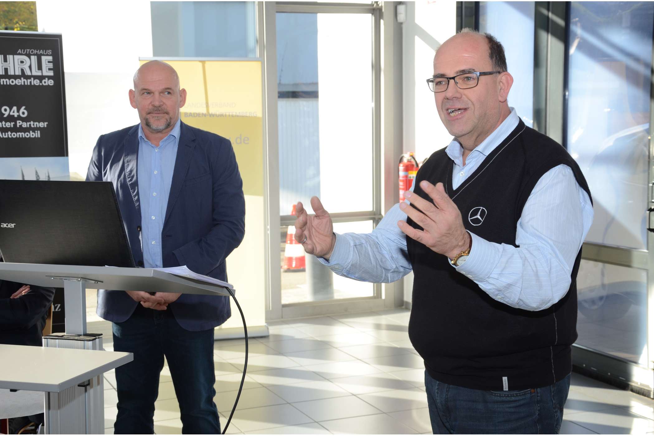 Dietmar Günter, Leiter Rechnungswesen (r.), hieß Thomas Laschuk und seine Taxi-Kollegen im Autohaus Möhrle kurz willkommen. Juniorchef Florian Möhrle ließ sich entschuldigen.