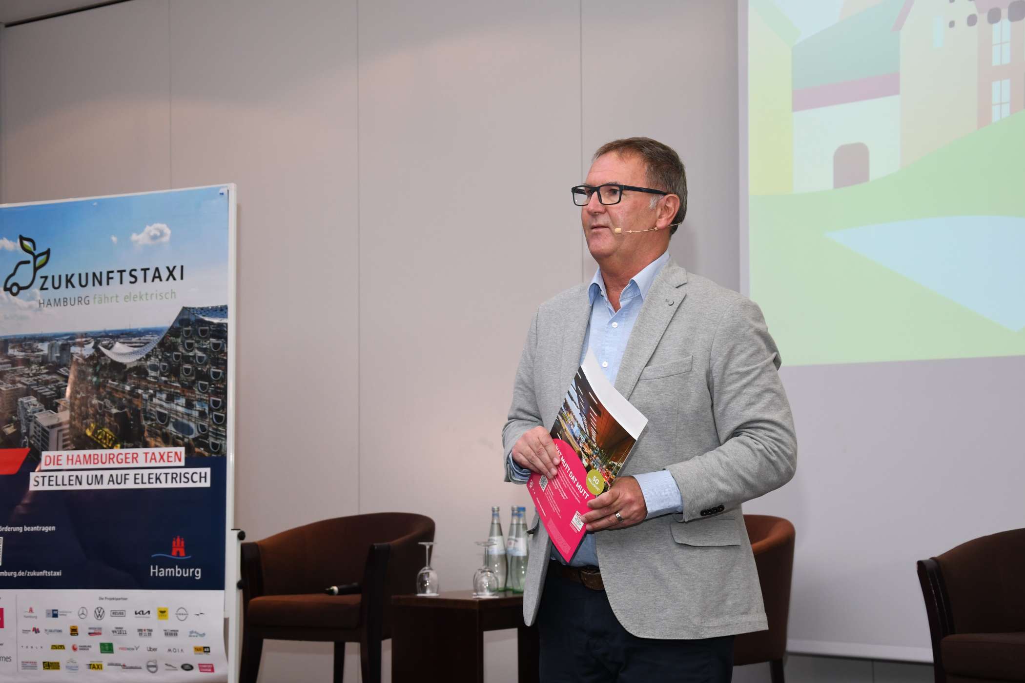 Thomas Sell von der Deutschen Telekom trat als Partner des BVTM auf. Er sagte, mit den Taxiverbänden pflege sein Unternehmen seit 25 Jahren die mit Abstand längste Partnerschaft mit einem Wirtschaftsverband.