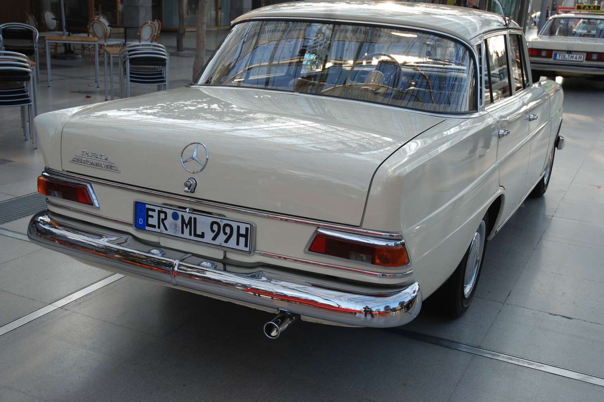 W 110 Heckflosse, Typ 230, Baujahr 1967: Stolzer Besitzer seit 1986 ist Martin Lenk aus Erlangen. | jh