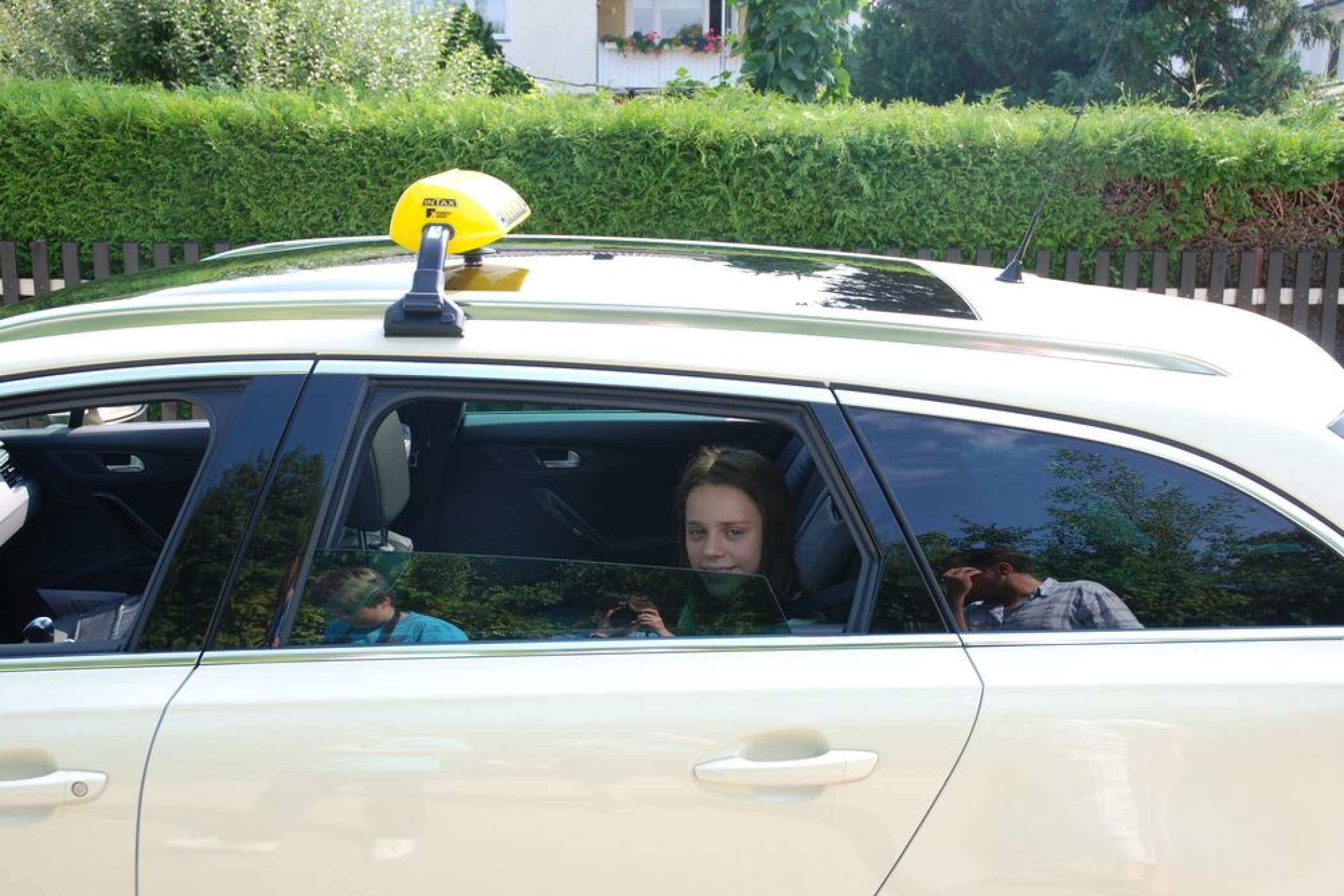 Die hinteren Seitenscheiben können nur zur Hälfte heruntergefahren werden. Sollte sich ein Fahrgast mal während der Fahrt übergeben müssen, wäre das ein echtes Manko…| Peugeot (1), Redaktion (11)